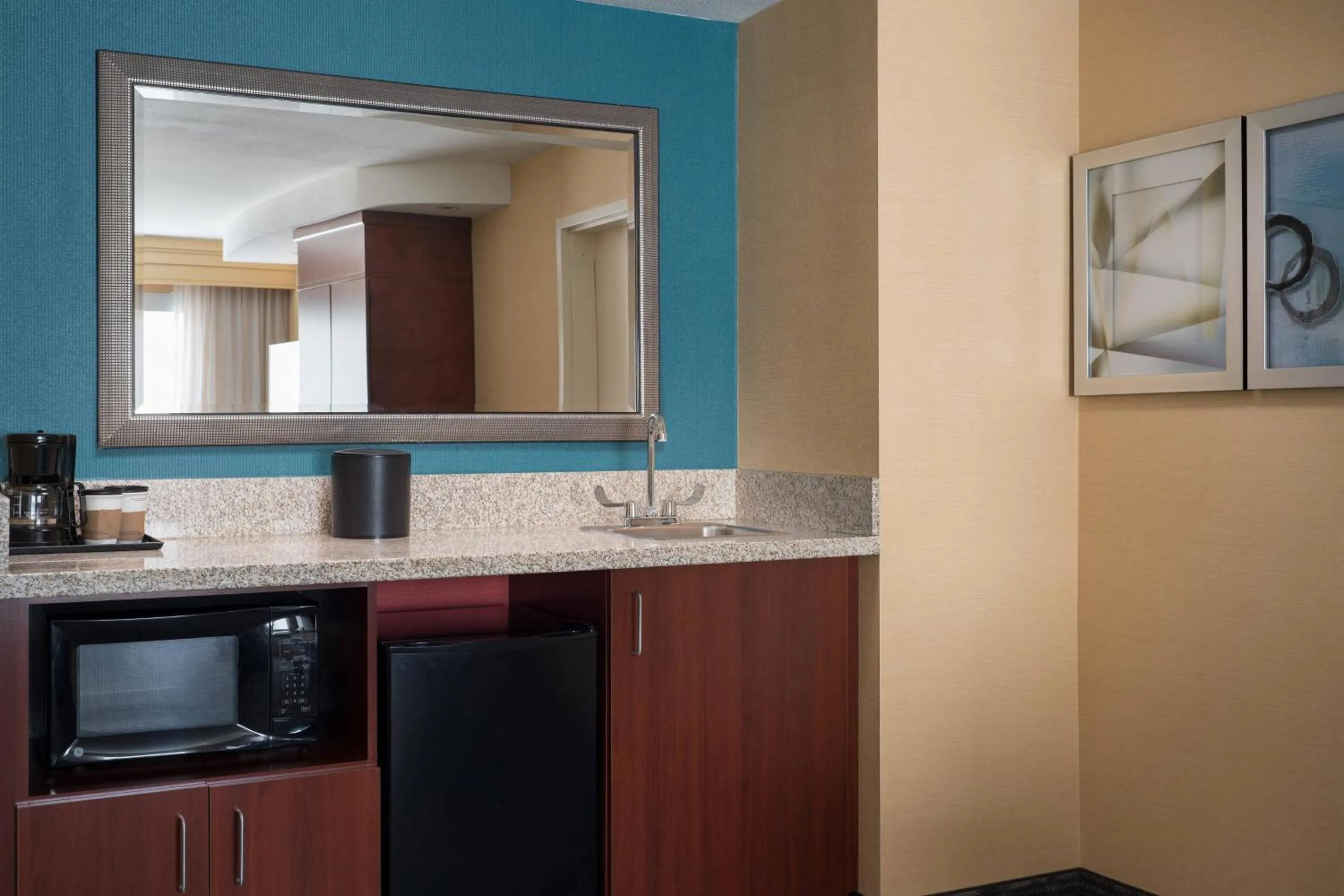 Lounge or bar in Courtyard by Marriott Glenwood Springs