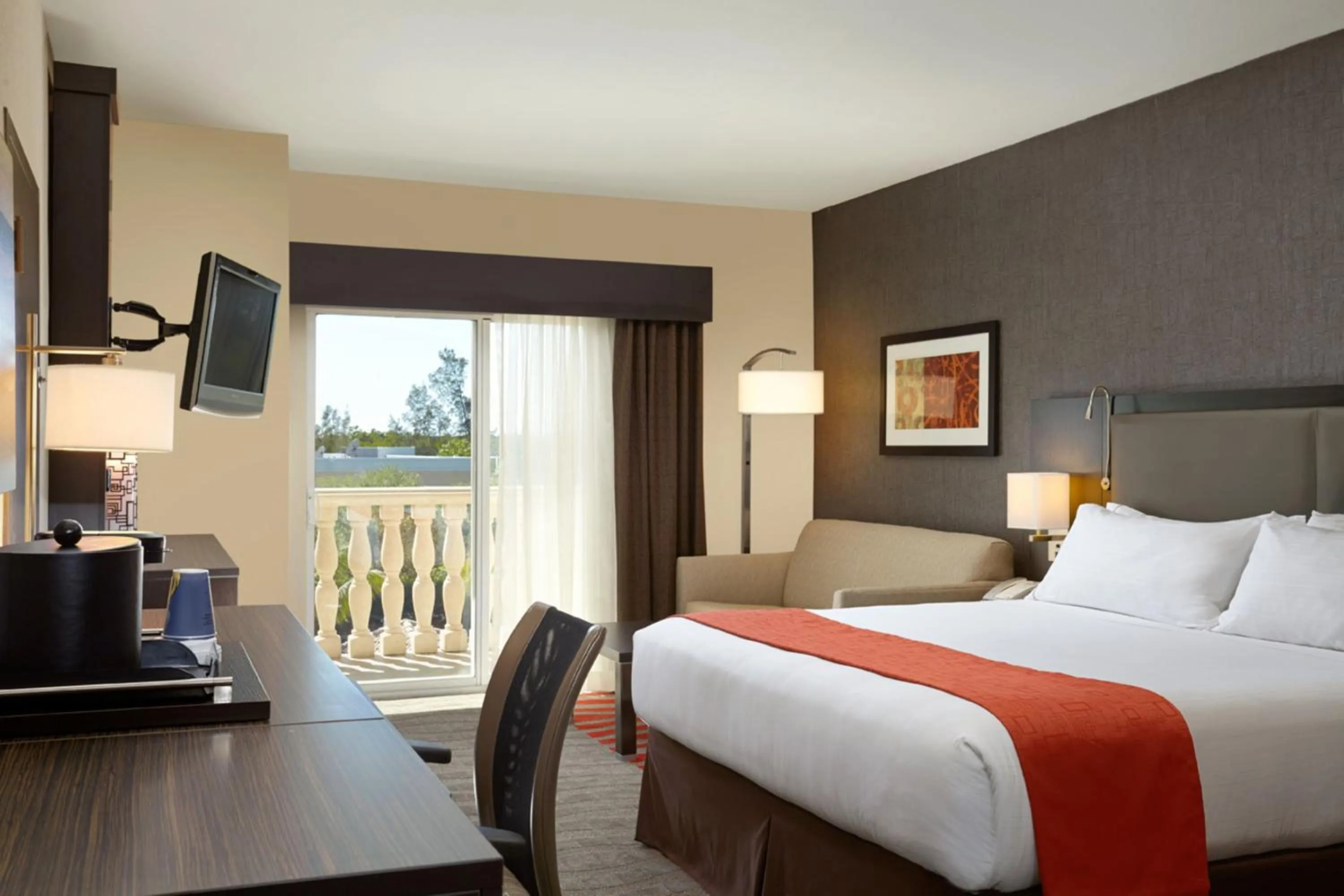 Bedroom, Bed in Holiday Inn Express & Suites Naples Downtown - 5th Avenue by IHG