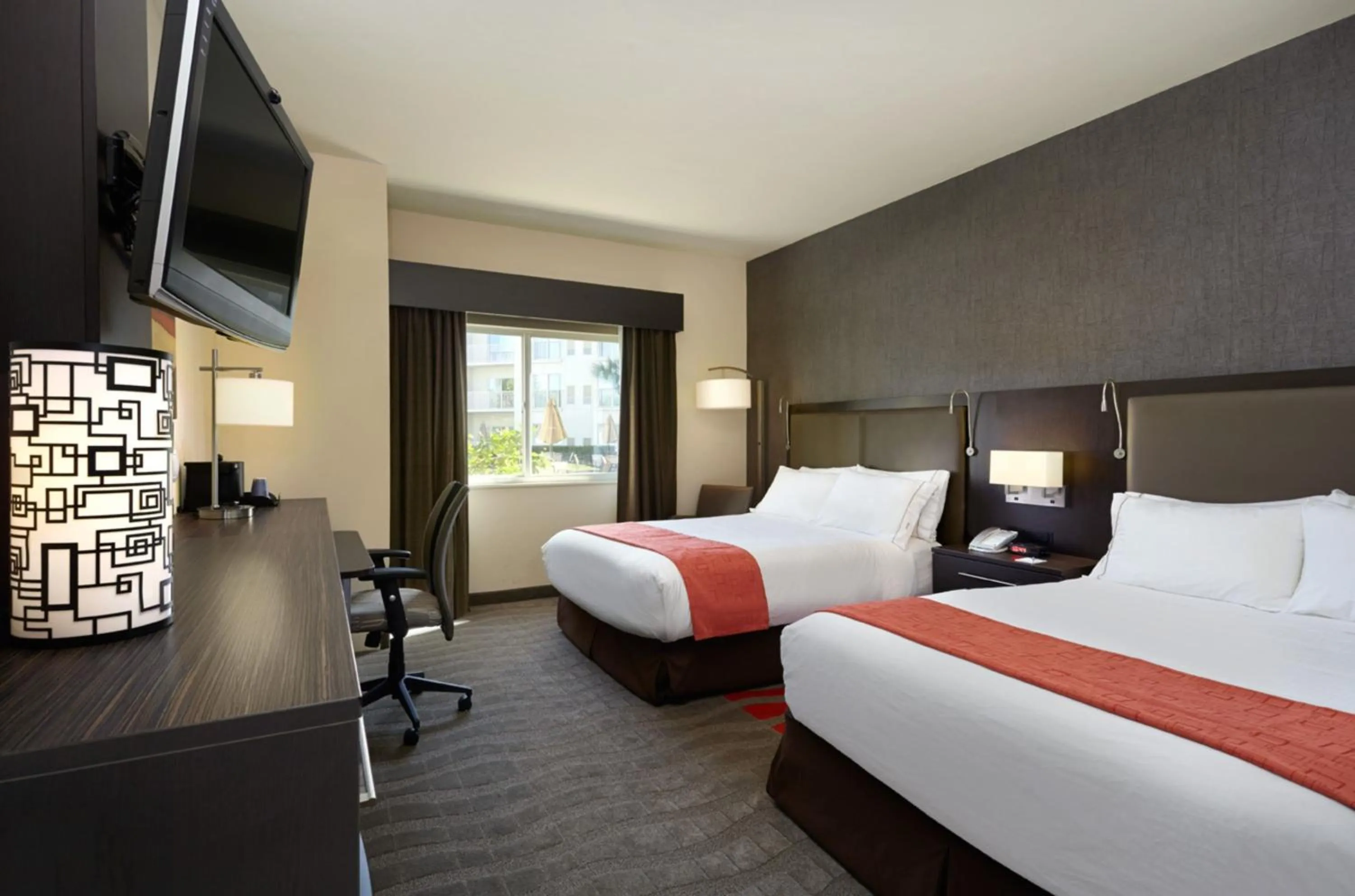 Photo of the whole room, Bed in Holiday Inn Express & Suites Naples Downtown - 5th Avenue by IHG