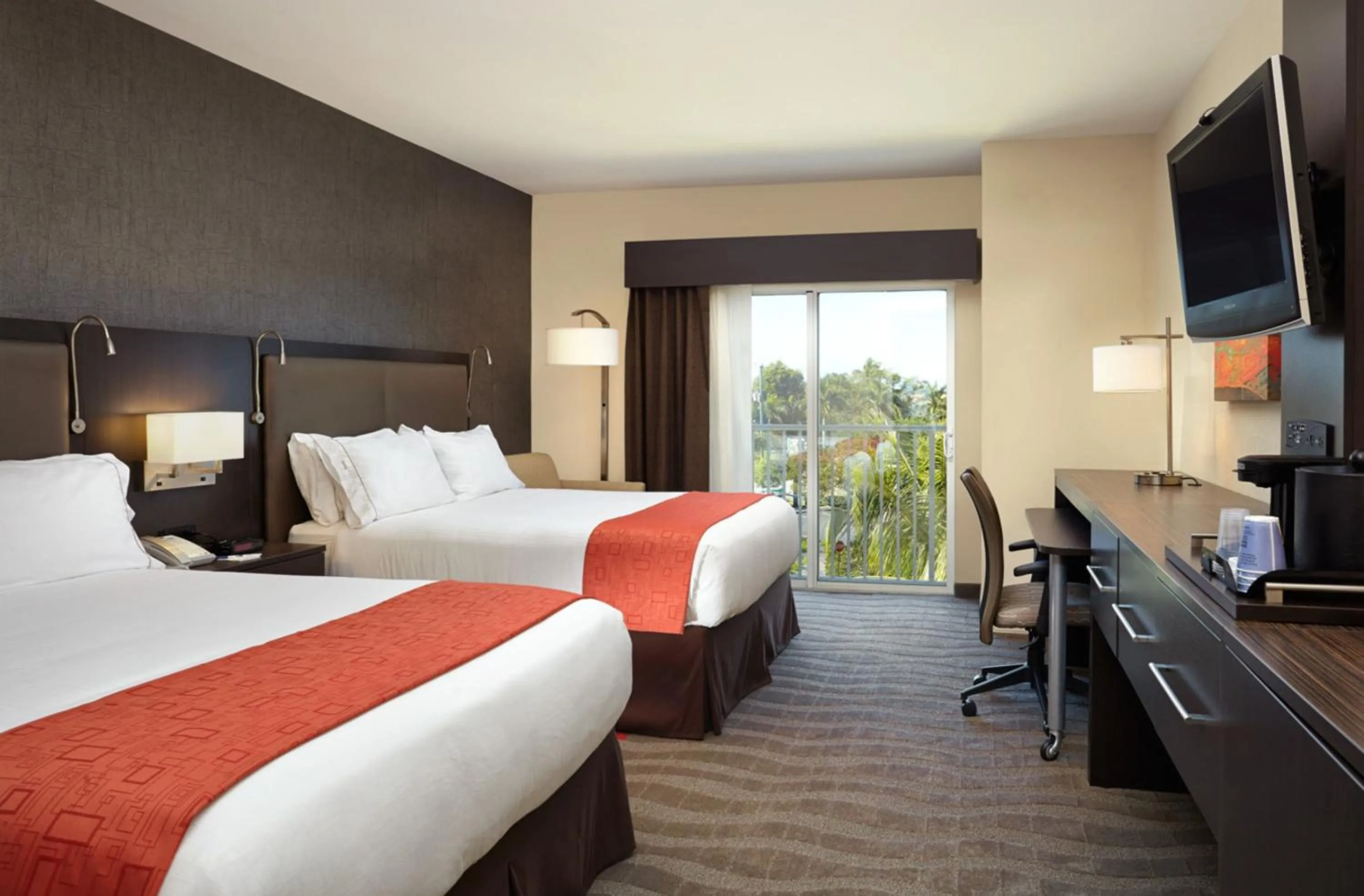 Photo of the whole room, Bed in Holiday Inn Express & Suites Naples Downtown - 5th Avenue by IHG