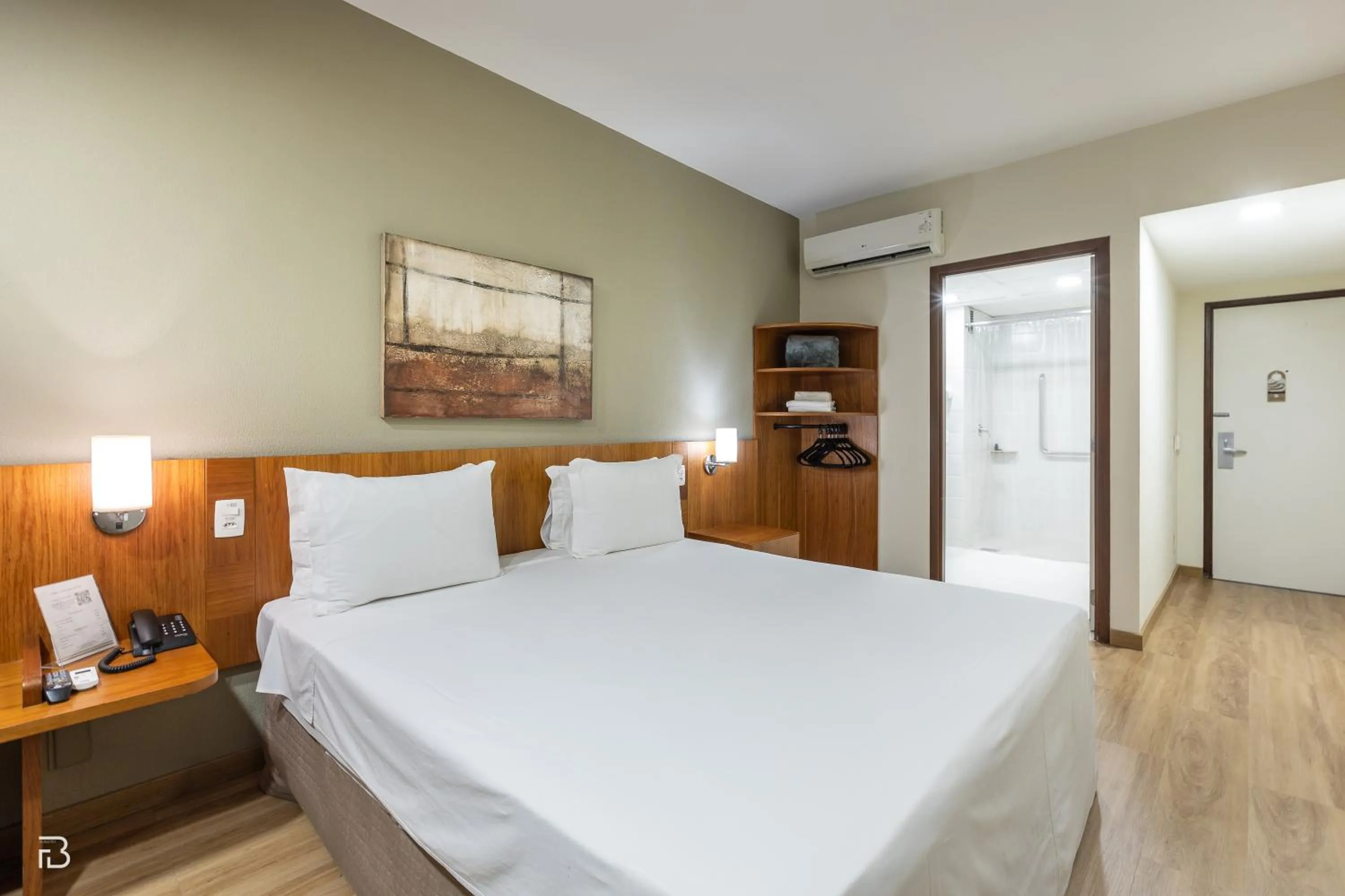 Photo of the whole room, Bed in Executive Inn Hotel