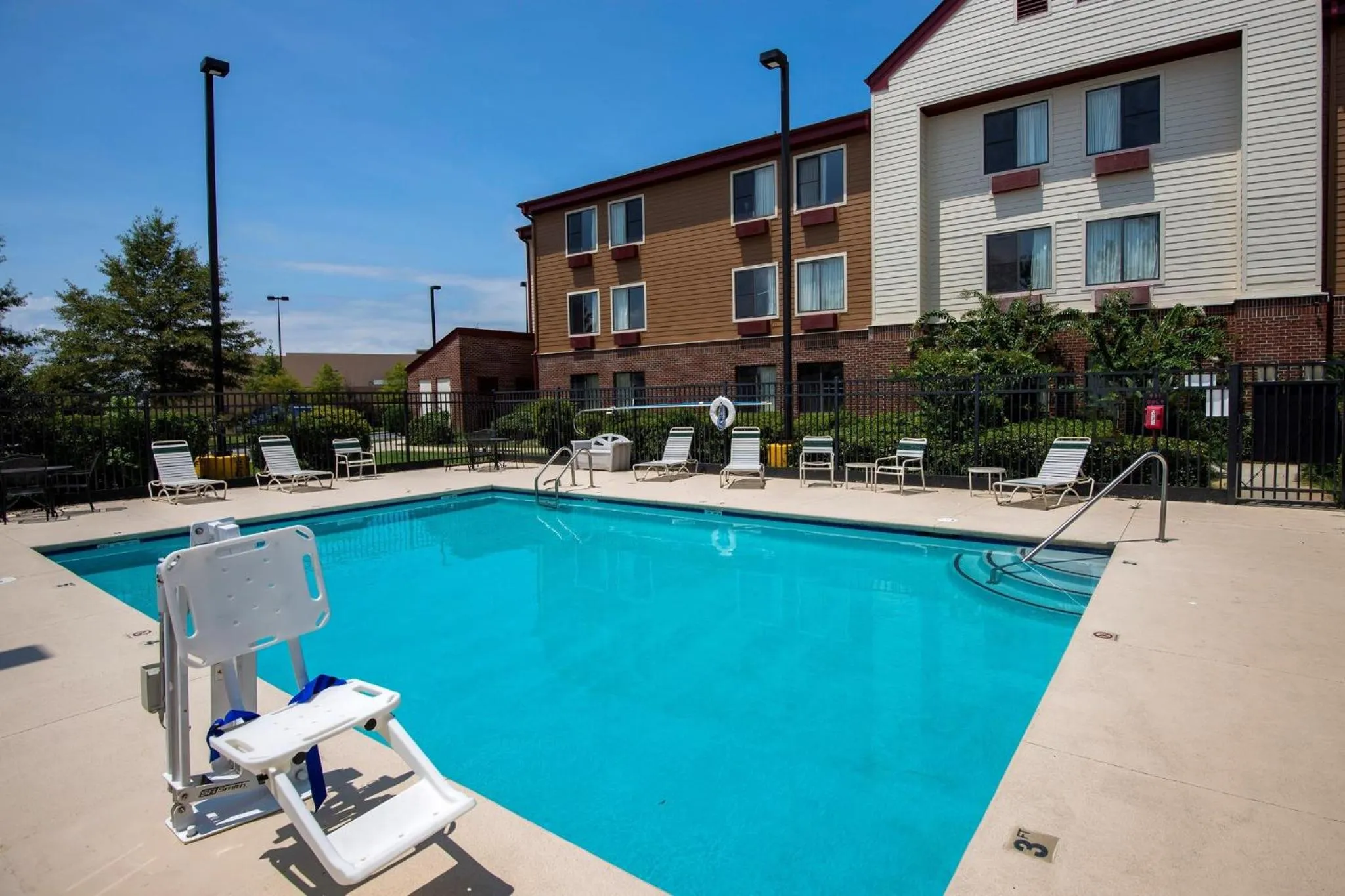 Swimming pool in Red Roof Inn & Suites Savannah Airport