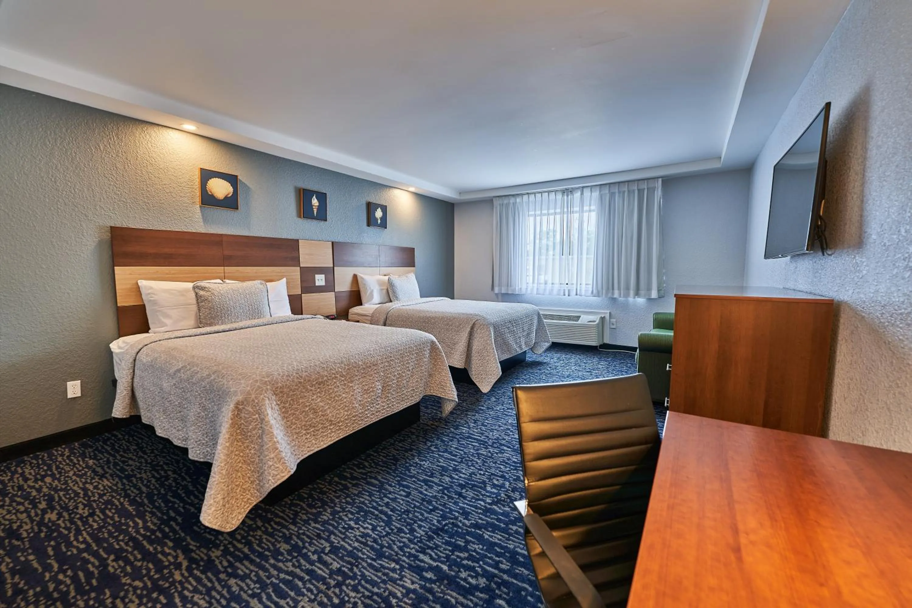 Photo of the whole room, Bed in Hyannis Plaza Hotel