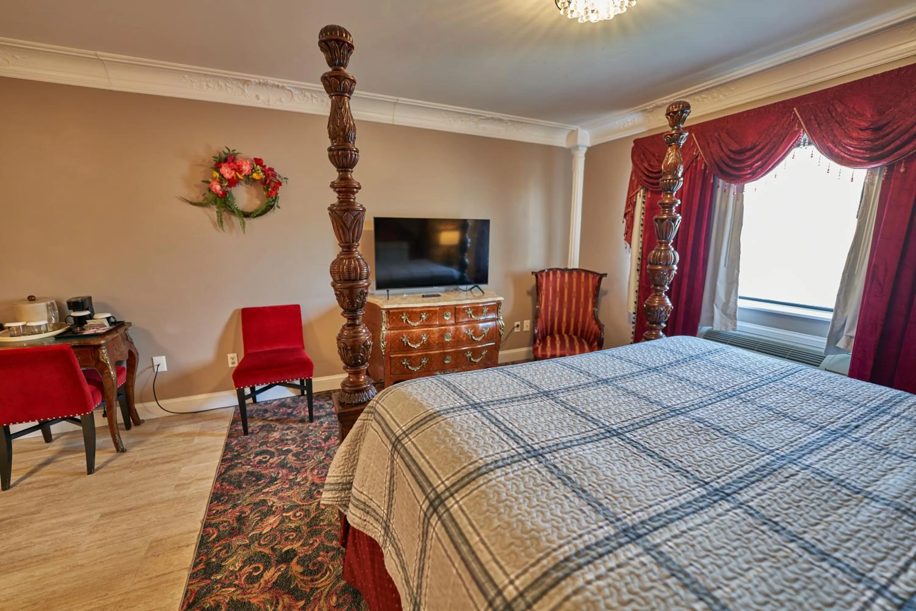 Bedroom, Bed in Hyannis Plaza Hotel