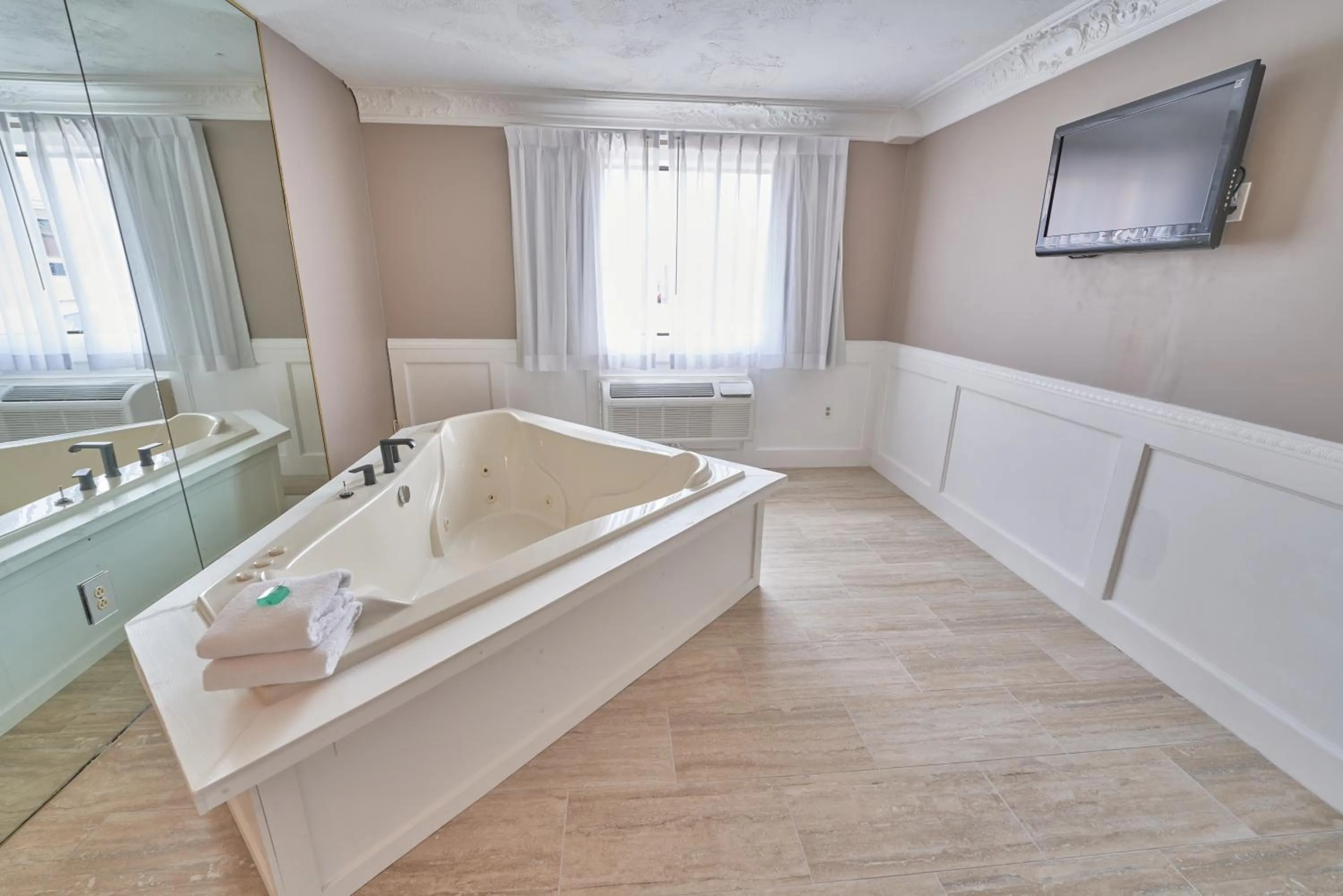 Hot Tub in Hyannis Plaza Hotel