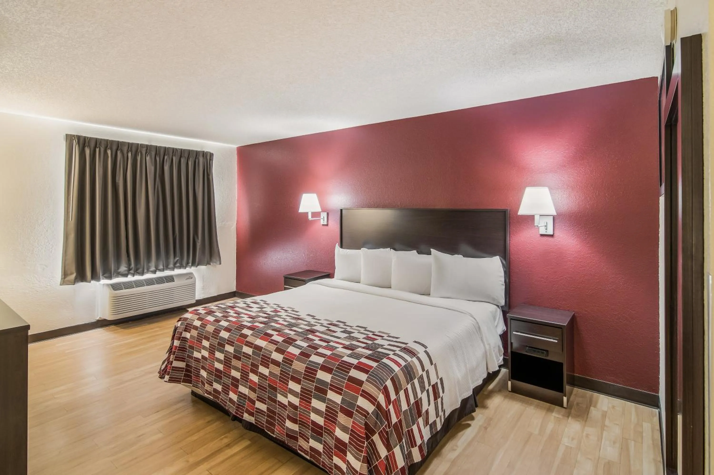 Bedroom, Bed in Red Roof Inn & Suites Pensacola East - Milton