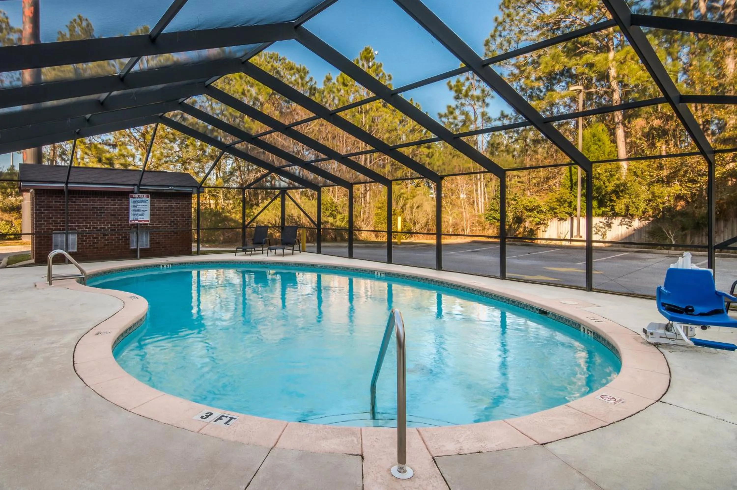 Swimming pool in Red Roof Inn & Suites Pensacola East - Milton