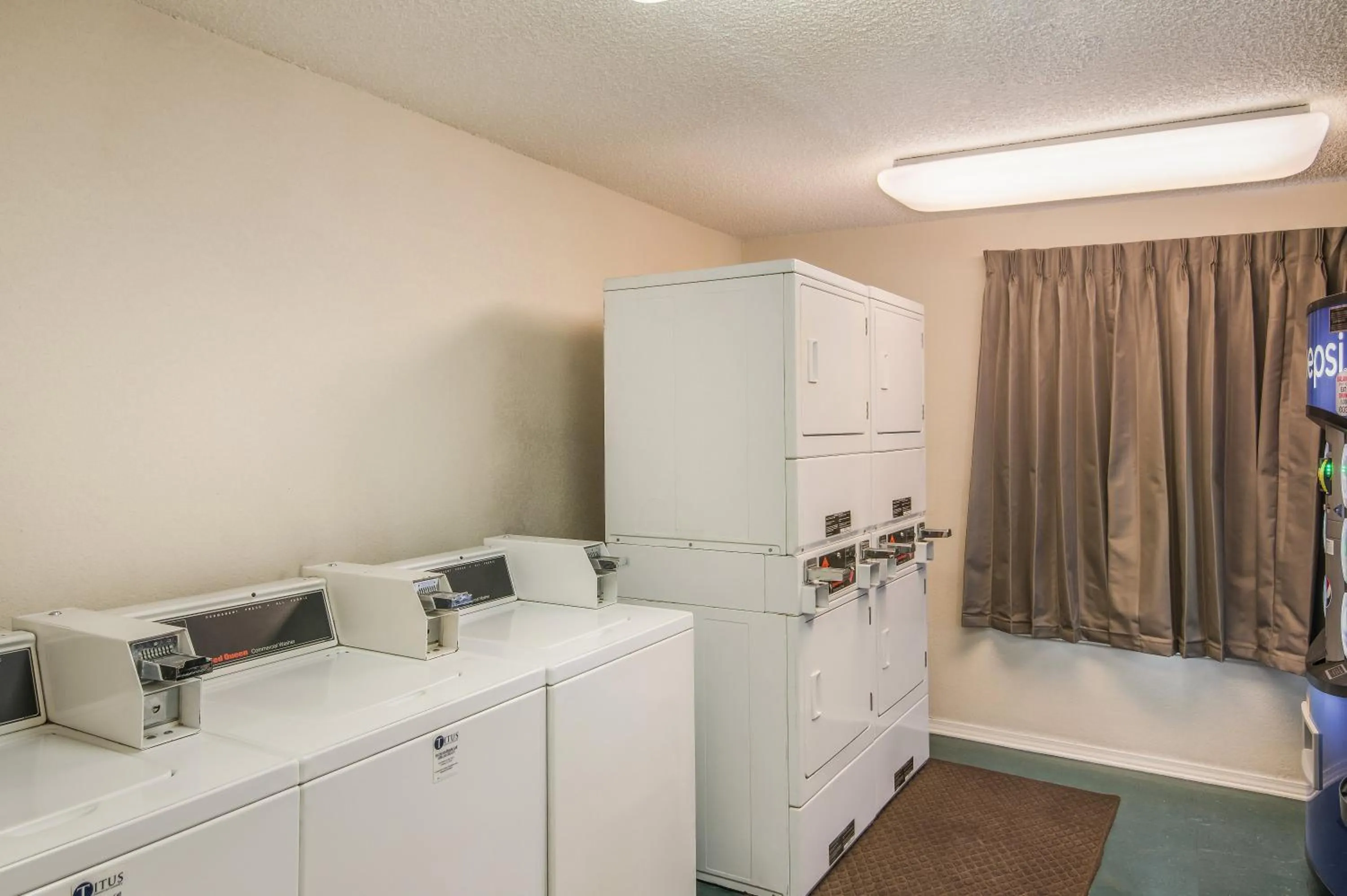 laundry in Red Roof Inn & Suites Pensacola East - Milton