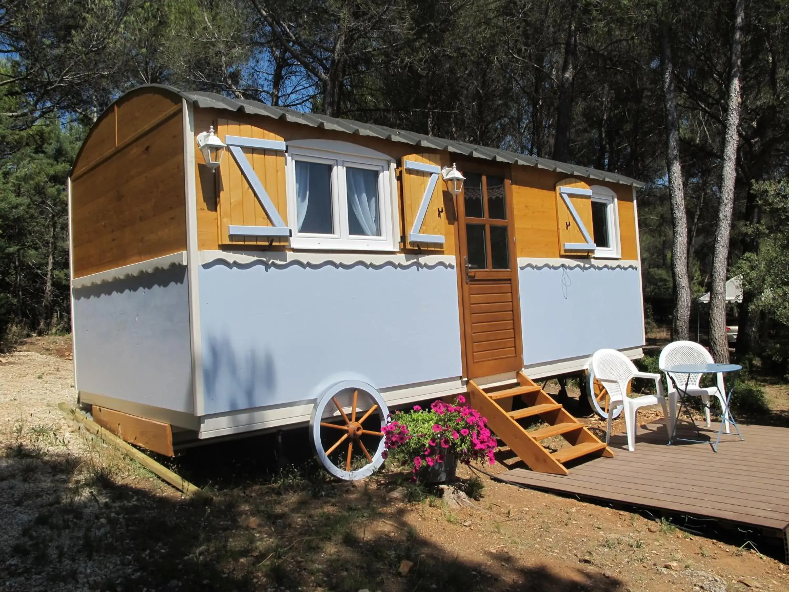 Roulotte with Garden View in L'Oustau de Bigatié Roulotte with Garden View in L'Oustau de Bigatié