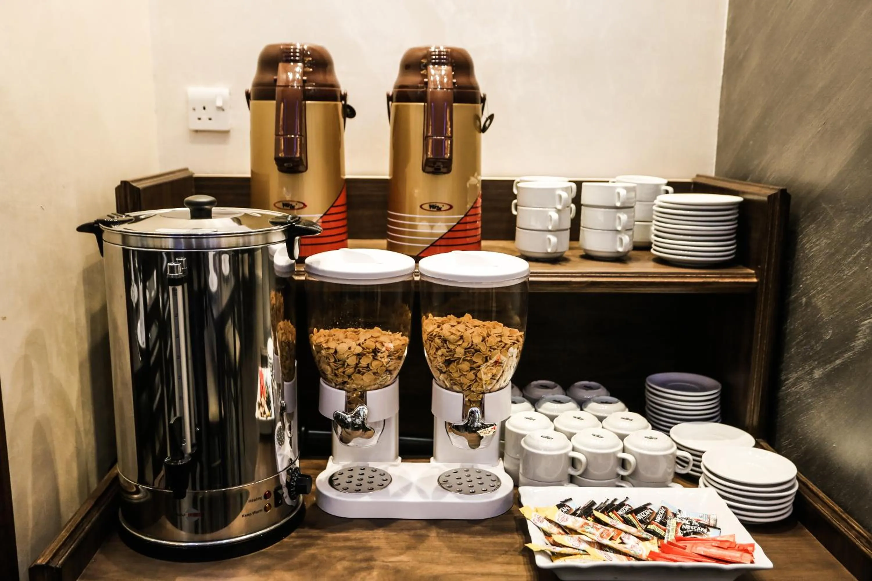 Restaurant/places to eat in 7Boys Hotel