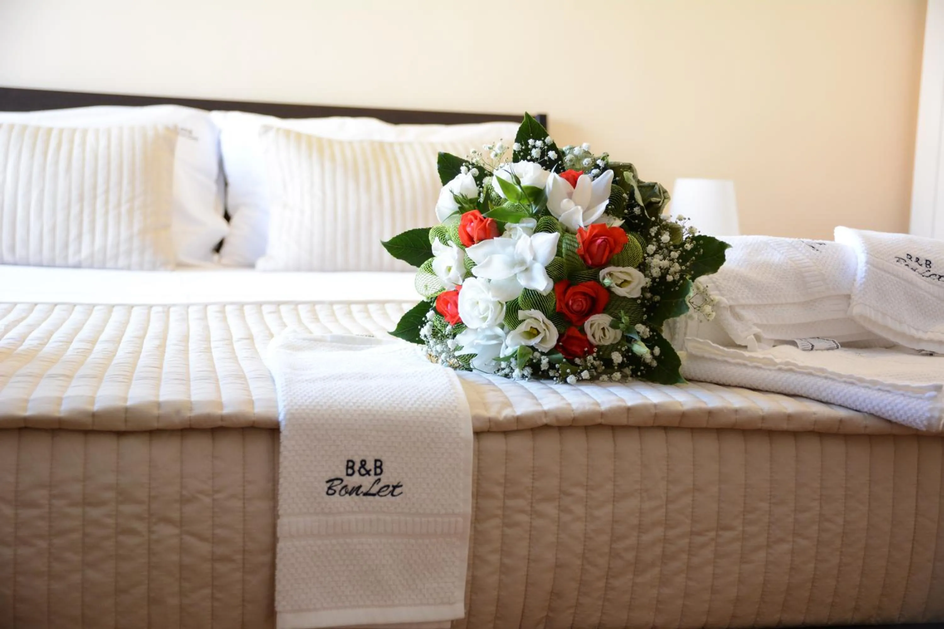 Property building, Bed in B&B Bonlet