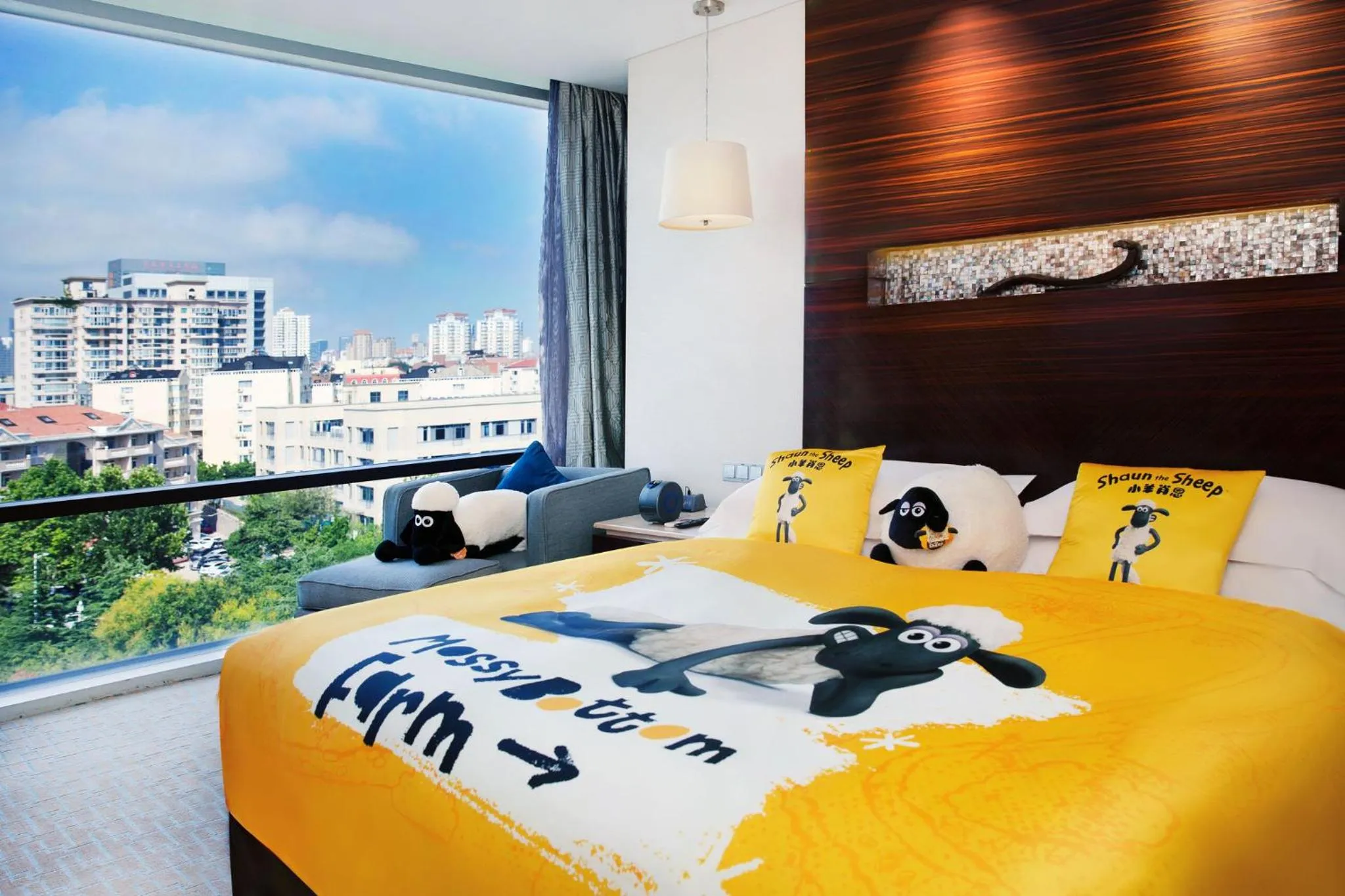 Photo of the whole room, Bed in InterContinental Qingdao by IHG l Inside the Olympic Sailing Center l May Fourth Square