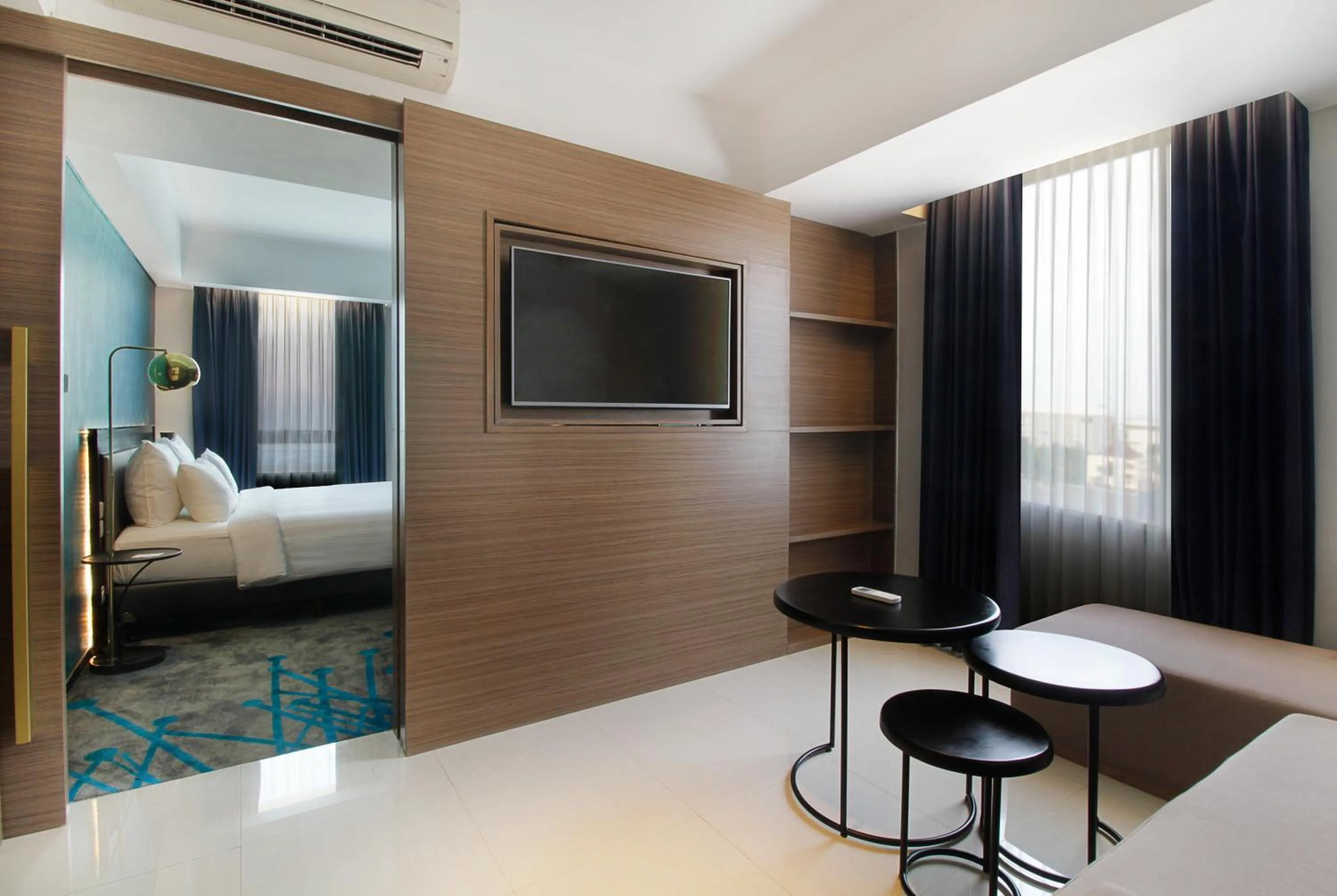 Living room, Bed in Swiss-Belinn Airport Surabaya