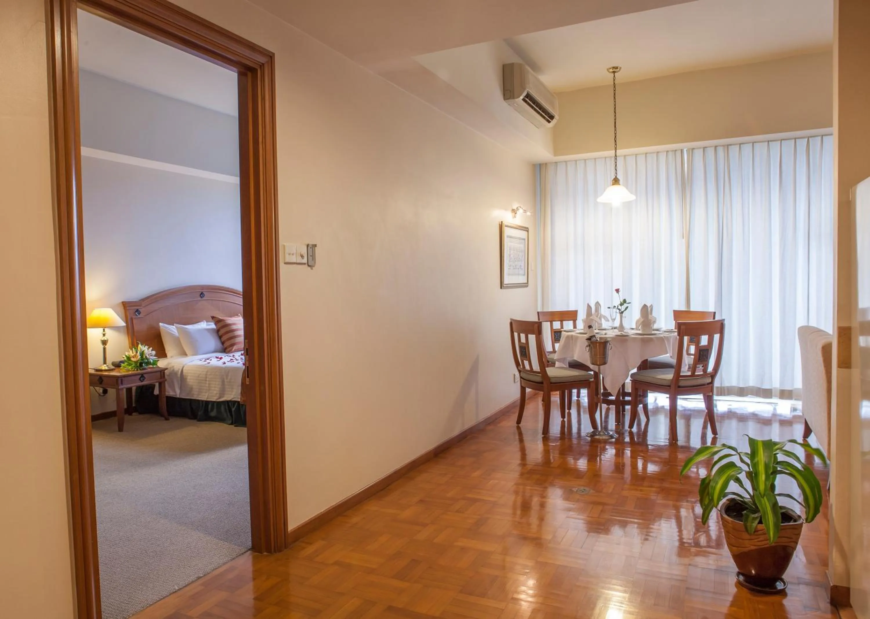 Living room, Bed in Himawari Hotel Apartments