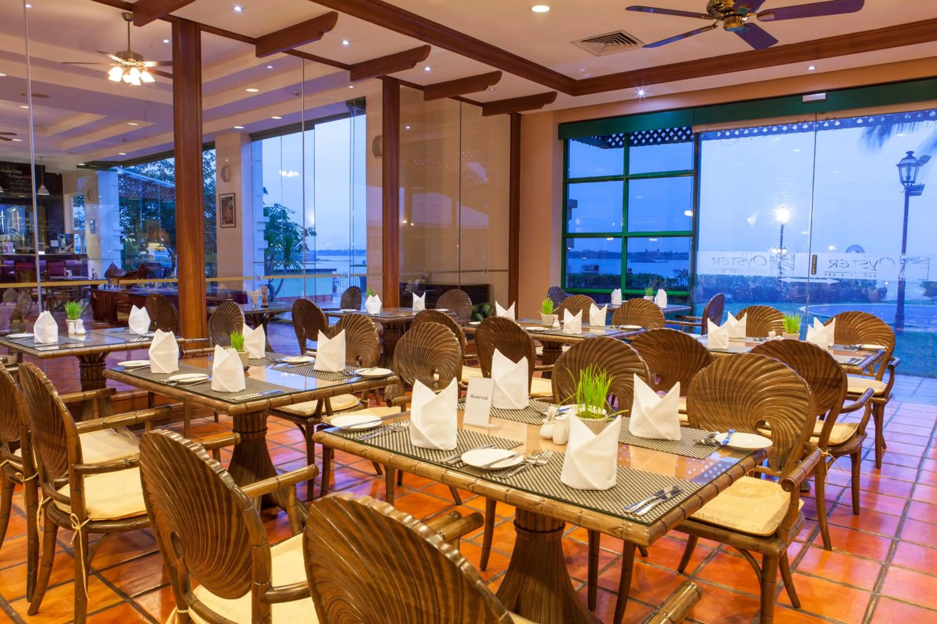 Restaurant/places to eat in Himawari Hotel Apartments