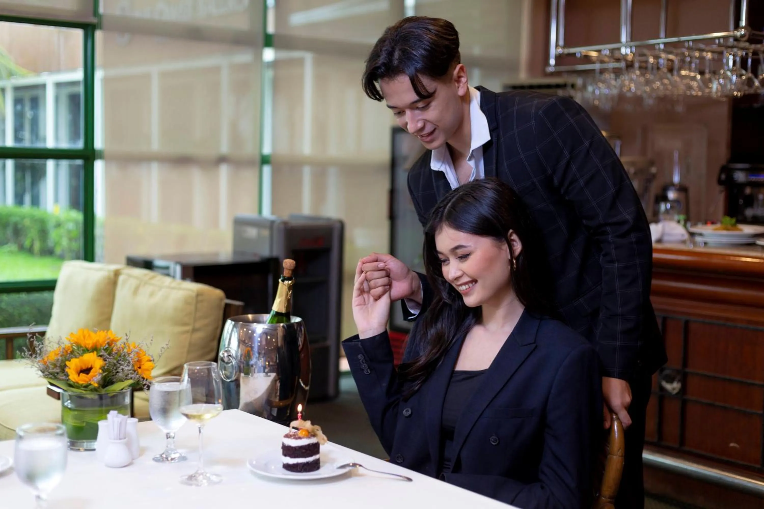 Restaurant/places to eat in Himawari Hotel Apartments