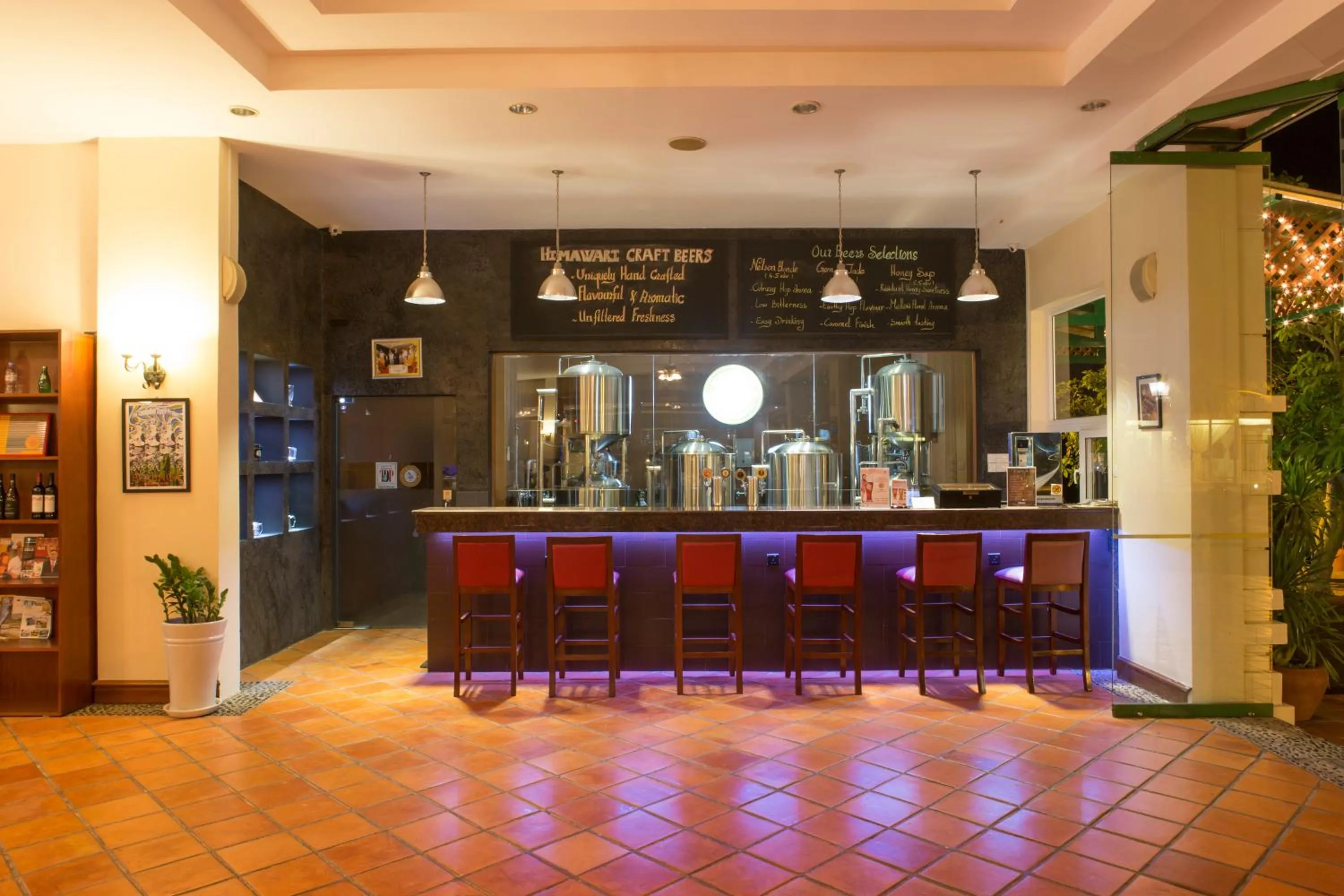 Restaurant/places to eat in Himawari Hotel Apartments