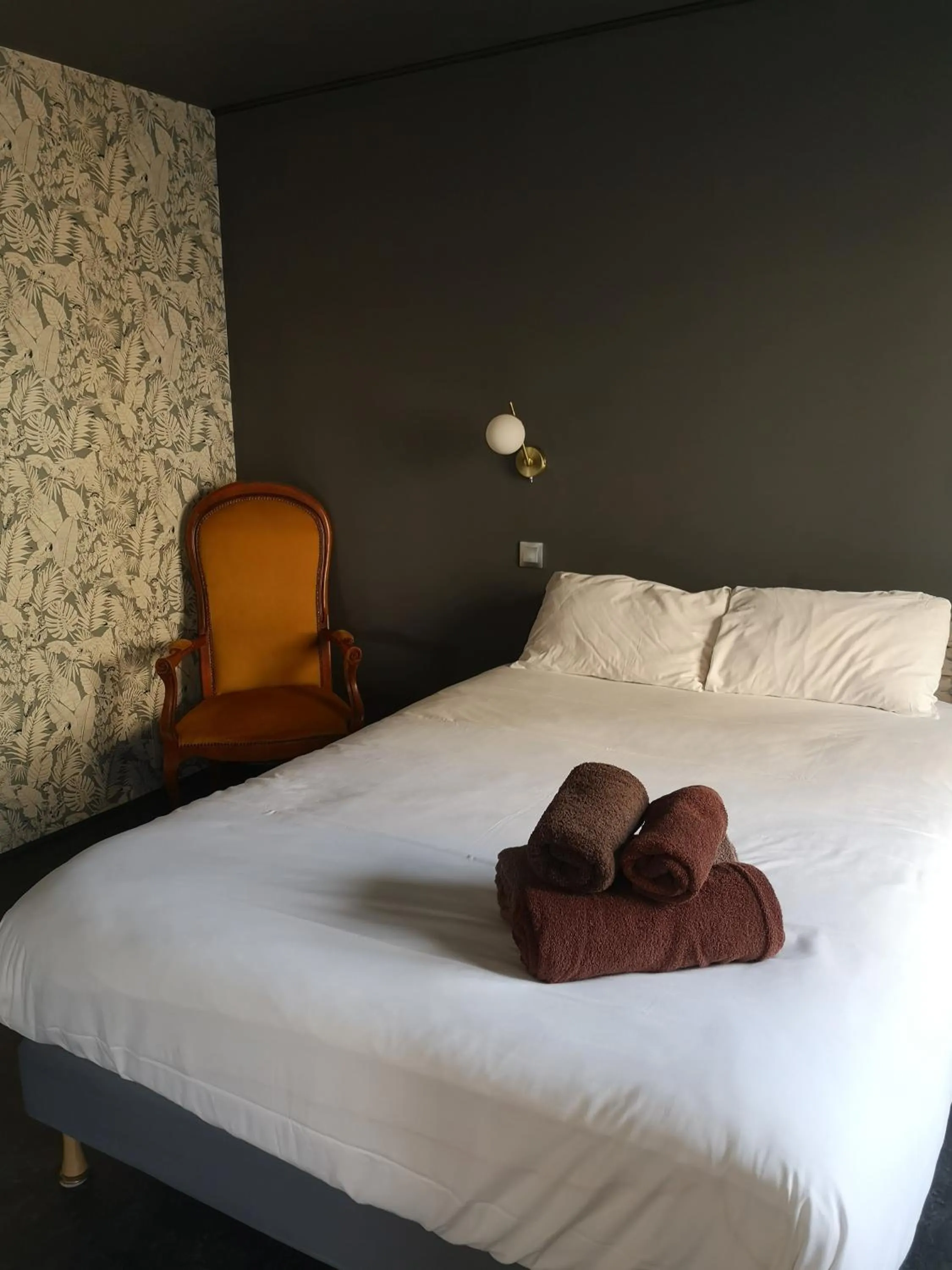Bedroom, Bed in The Originals Boutique, Hôtel d'Angleterre, Le Havre, centre, plage