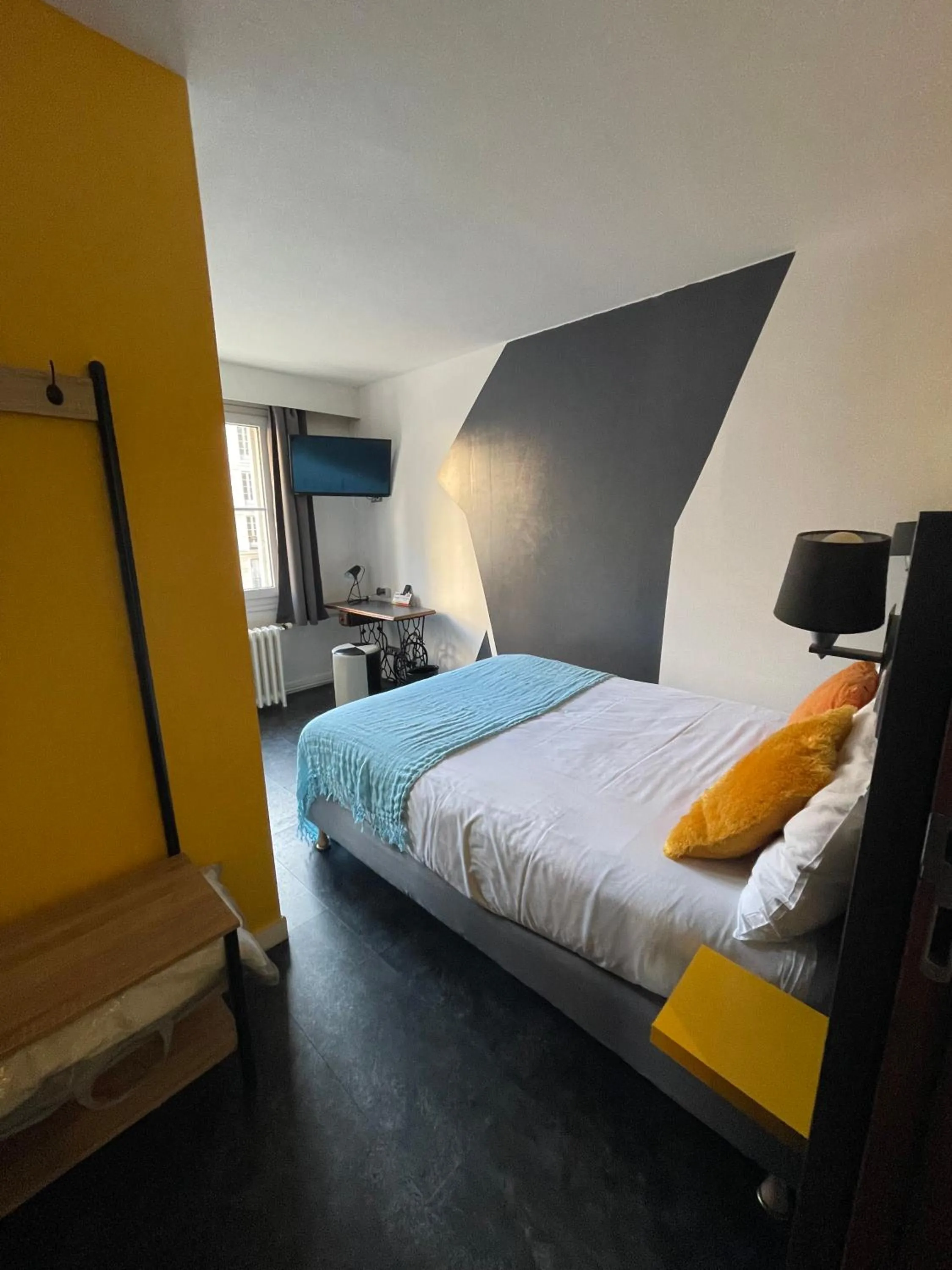 Photo of the whole room, Bed in The Originals Boutique, Hôtel d'Angleterre, Le Havre, centre, plage