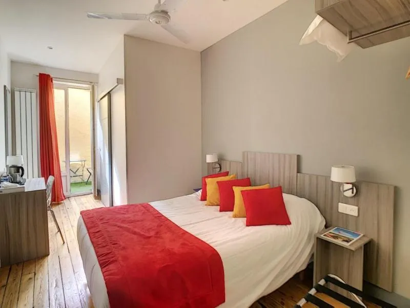 Shower, Bed in Logis Hôtel Restaurant des Corbières