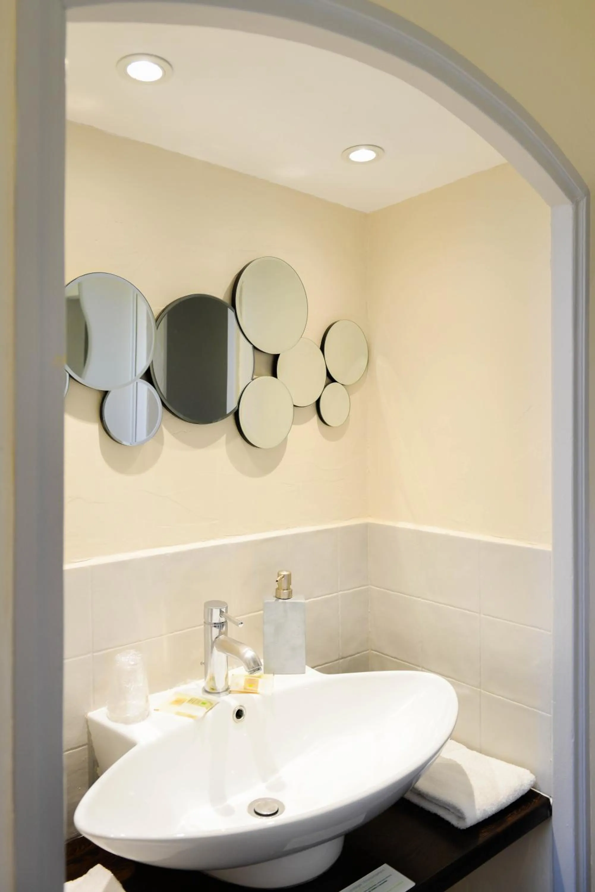 Shower in Logis Hôtel Restaurant des Corbières