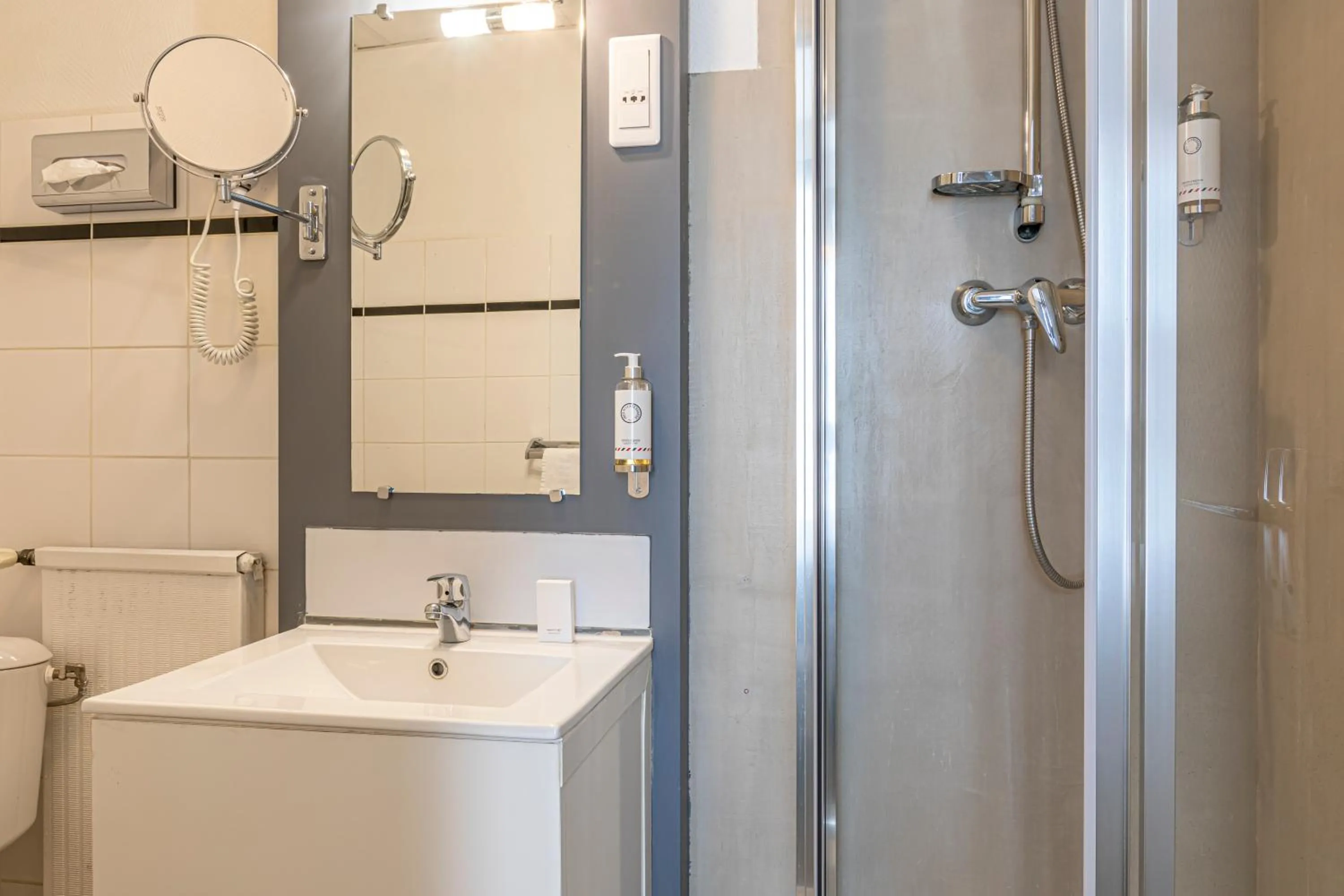 Shower in Splendid Hôtel