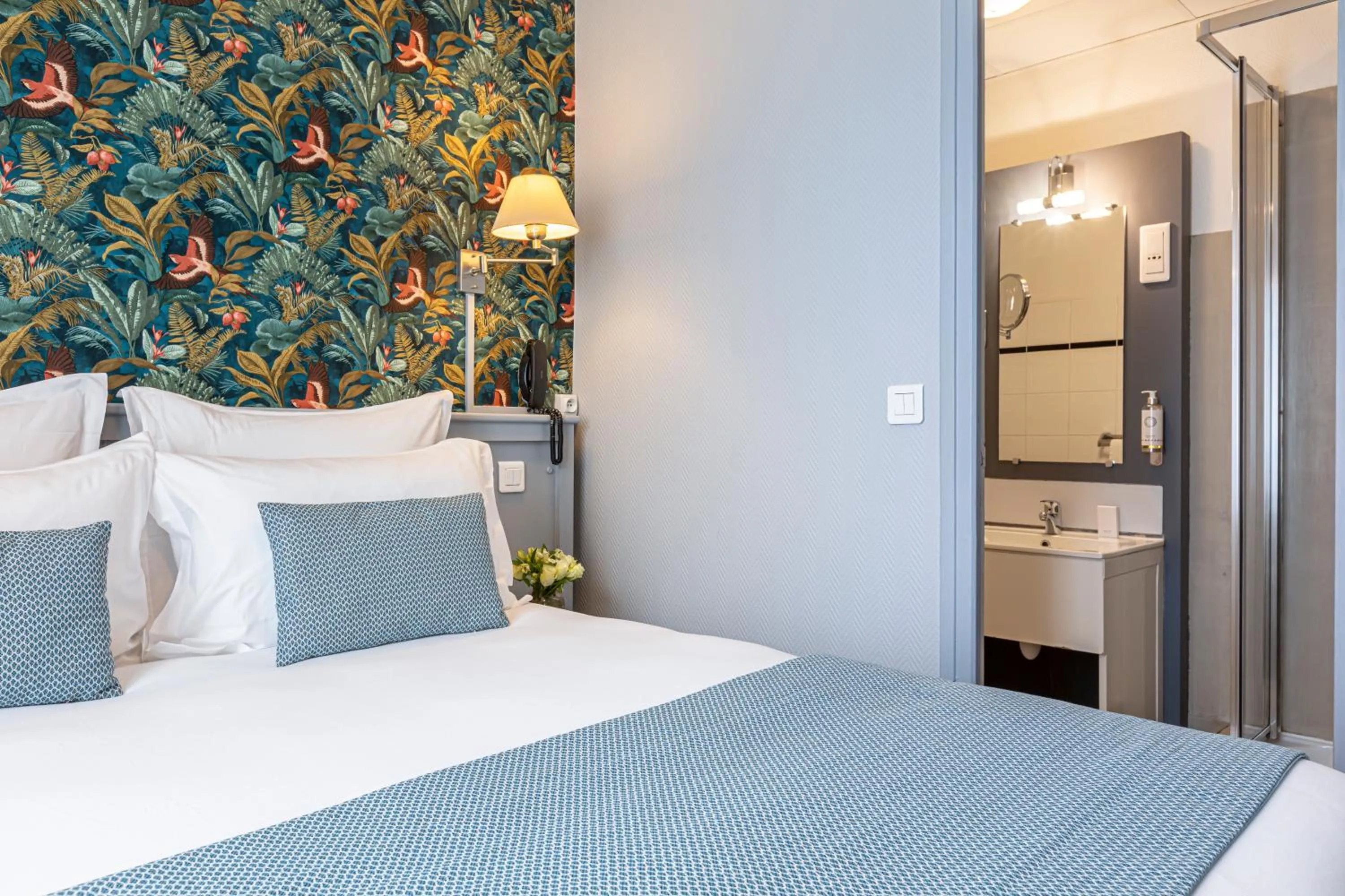 Photo of the whole room, Bed in Splendid Hôtel