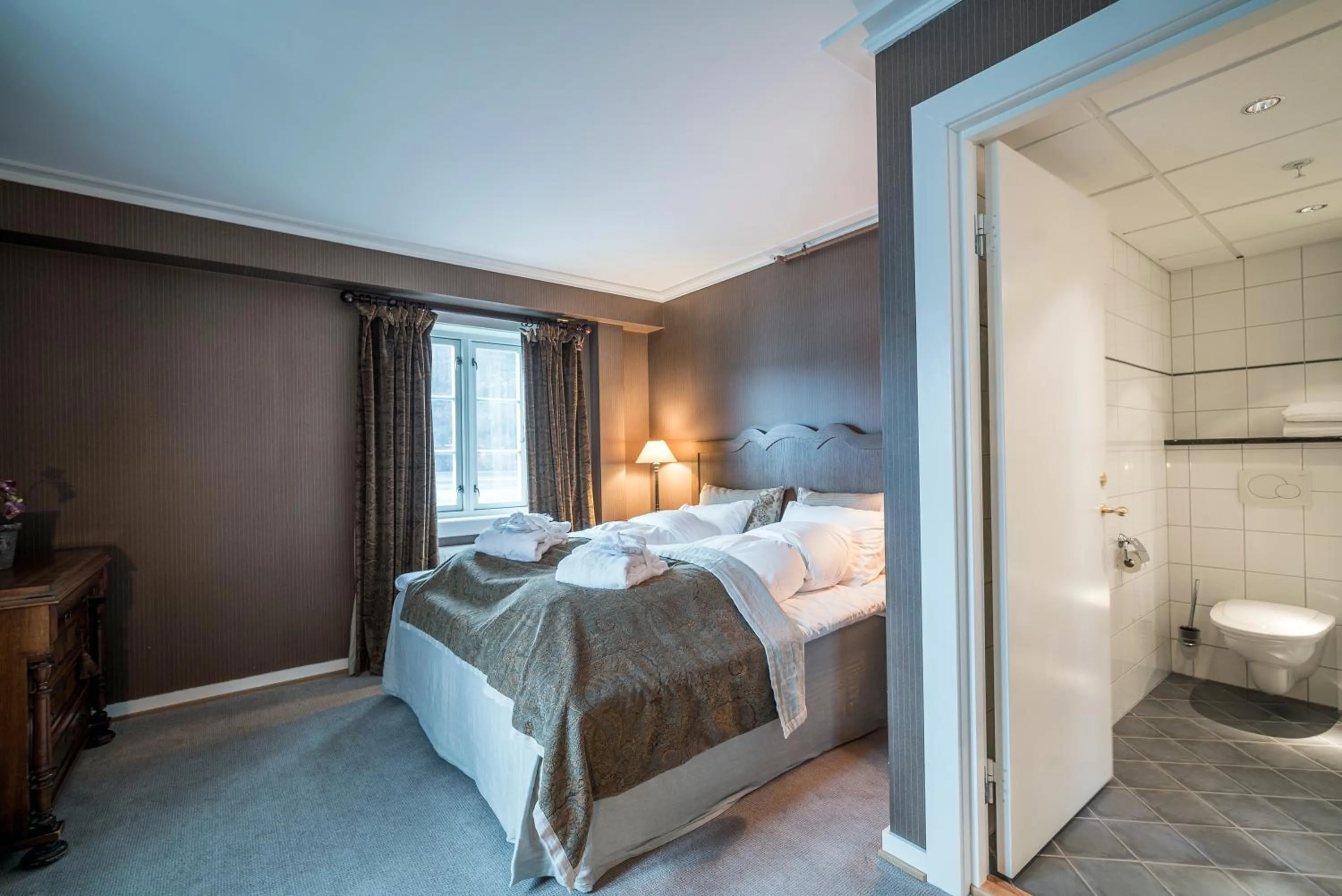 Bathroom, Bed in Angvik Gamle Handelssted - by Classic Norway Hotels