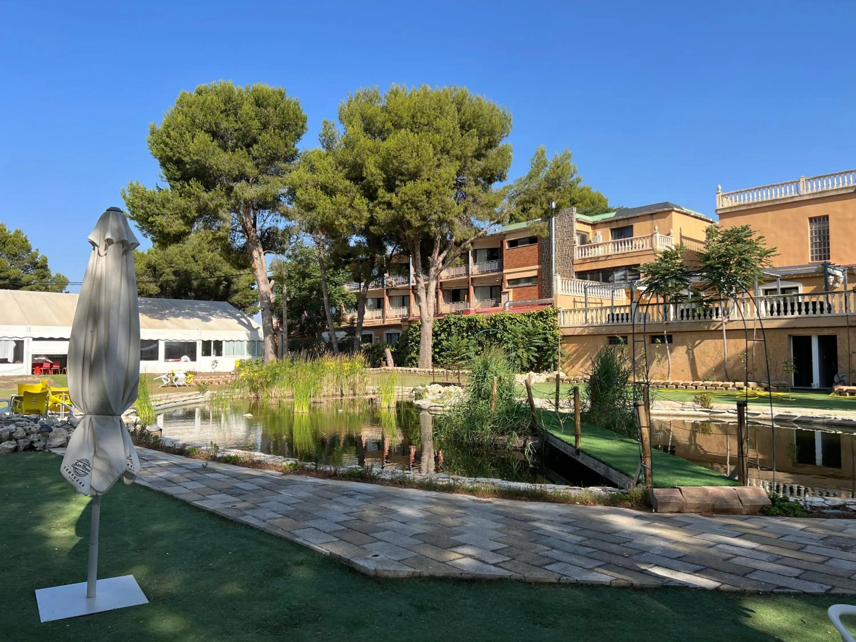 Property building in Hotel El Cisne