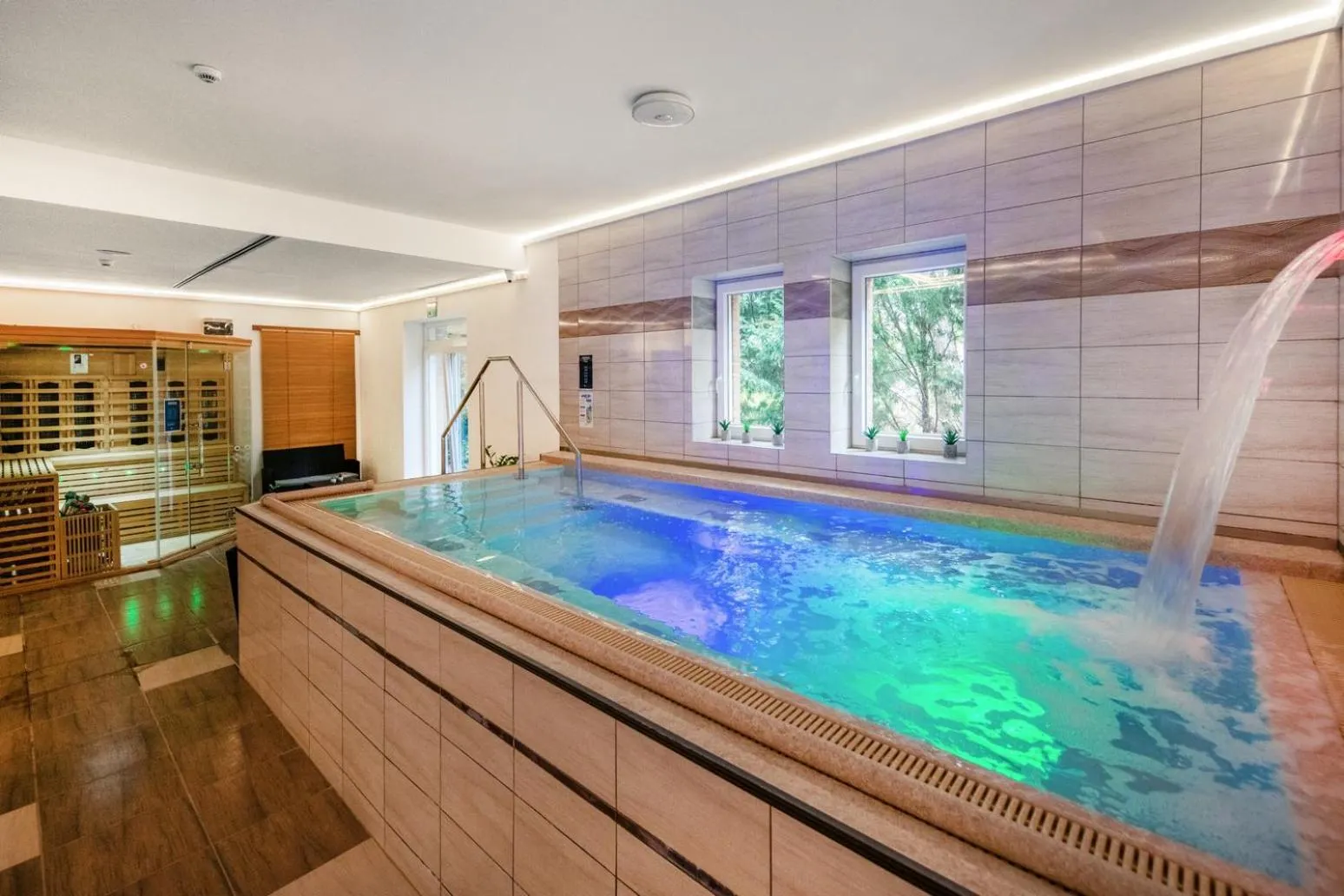 Swimming pool in Royal Club Hotel