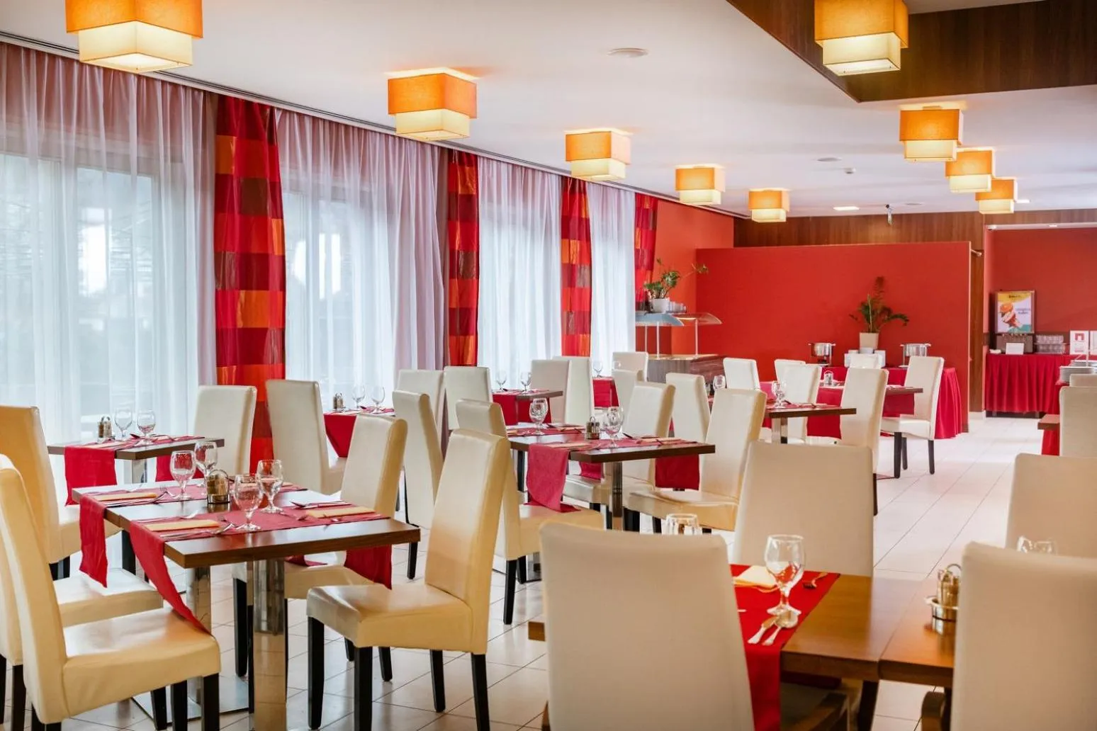 Restaurant/places to eat in Royal Club Hotel