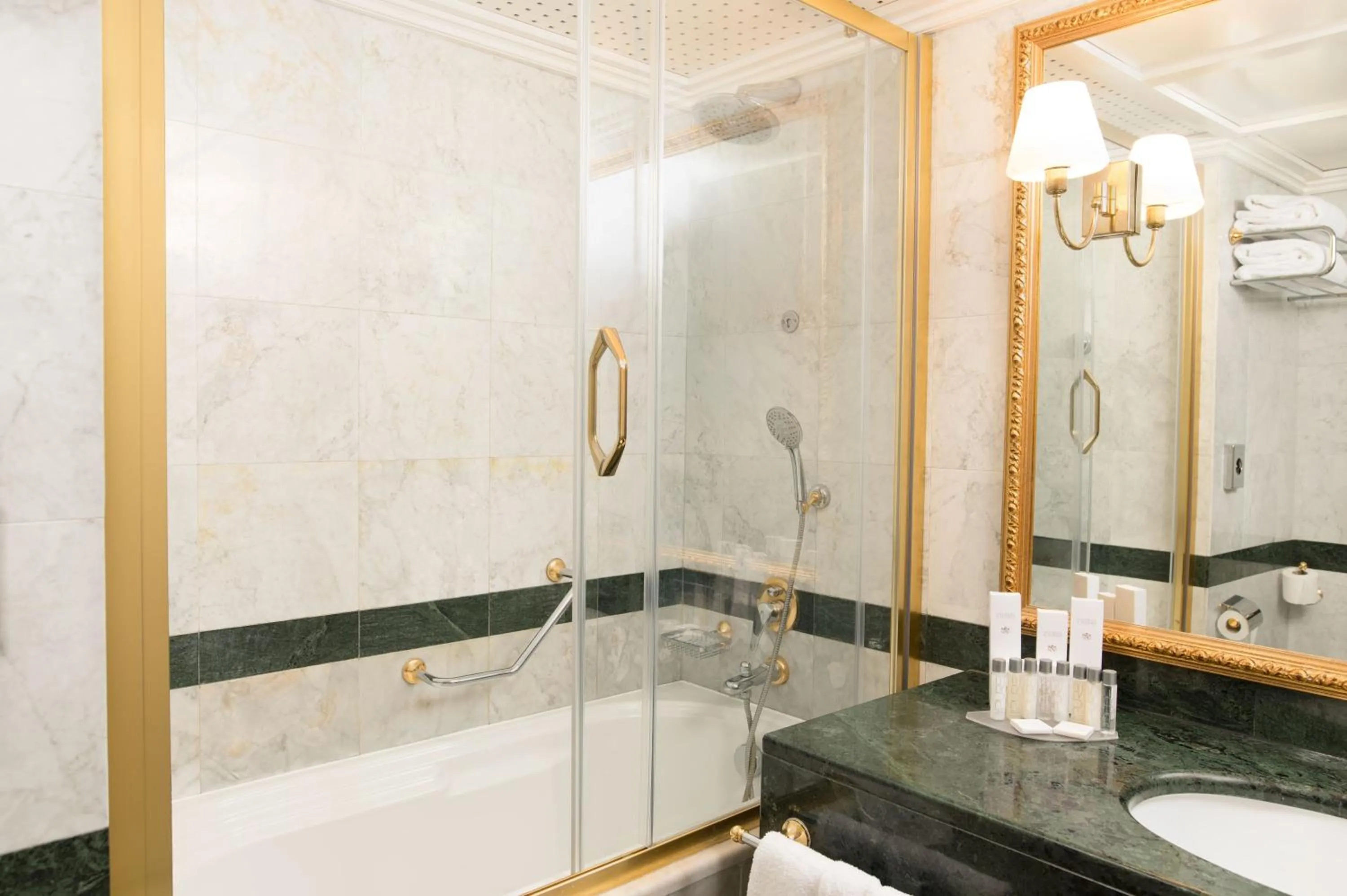 Shower in Grand Hotel Bucharest