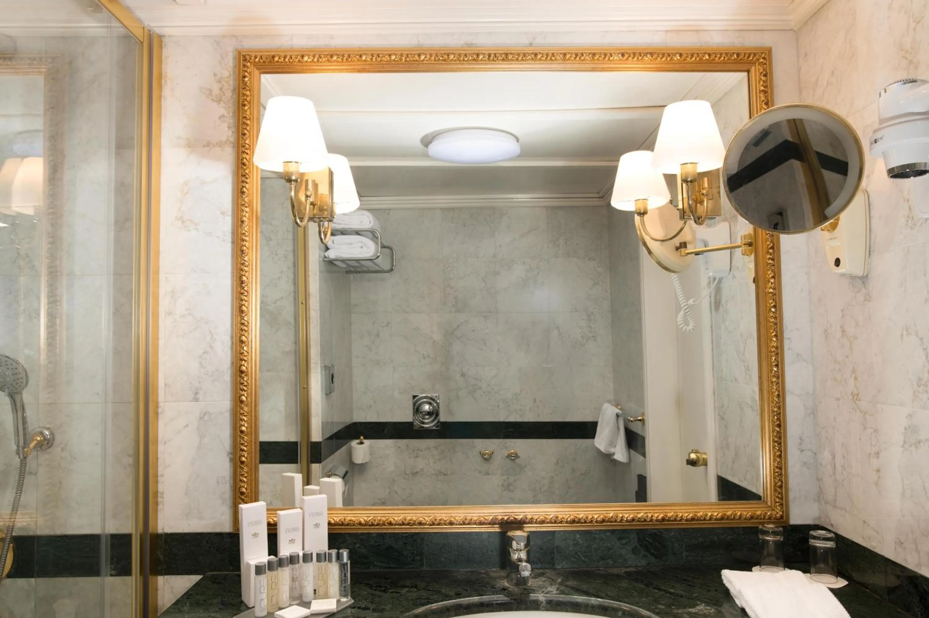 Shower in Grand Hotel Bucharest