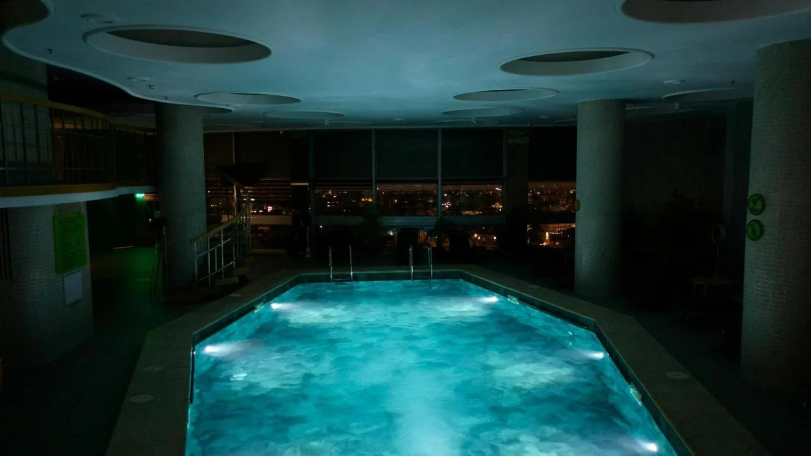 Swimming pool in Grand Hotel Bucharest