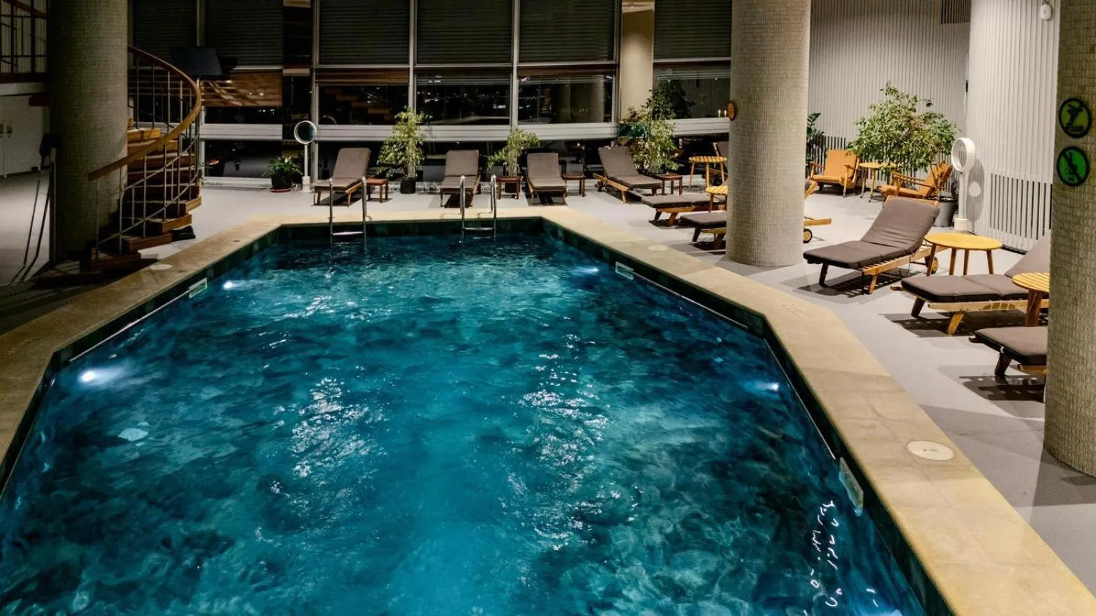 Swimming pool in Grand Hotel Bucharest