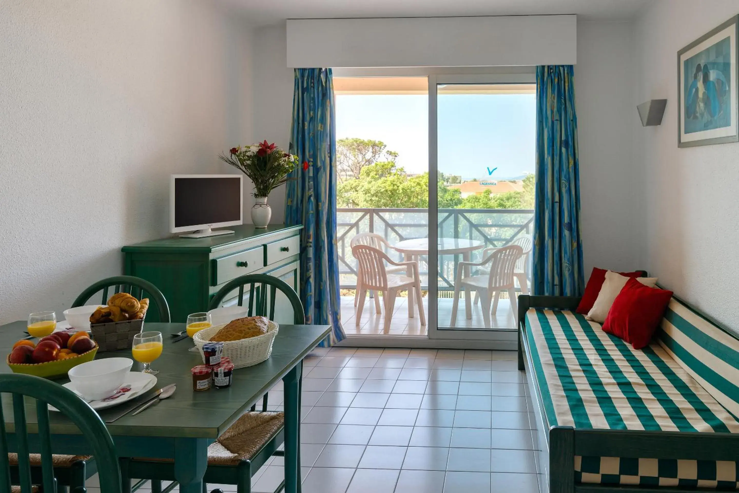 One-Bedroom Apartment (4 Adults) in Lagrange Vacances Le Domaine des Grands Pins One-Bedroom Apartment (4 Adults) in Lagrange Vacances Le Domaine des Grands Pins