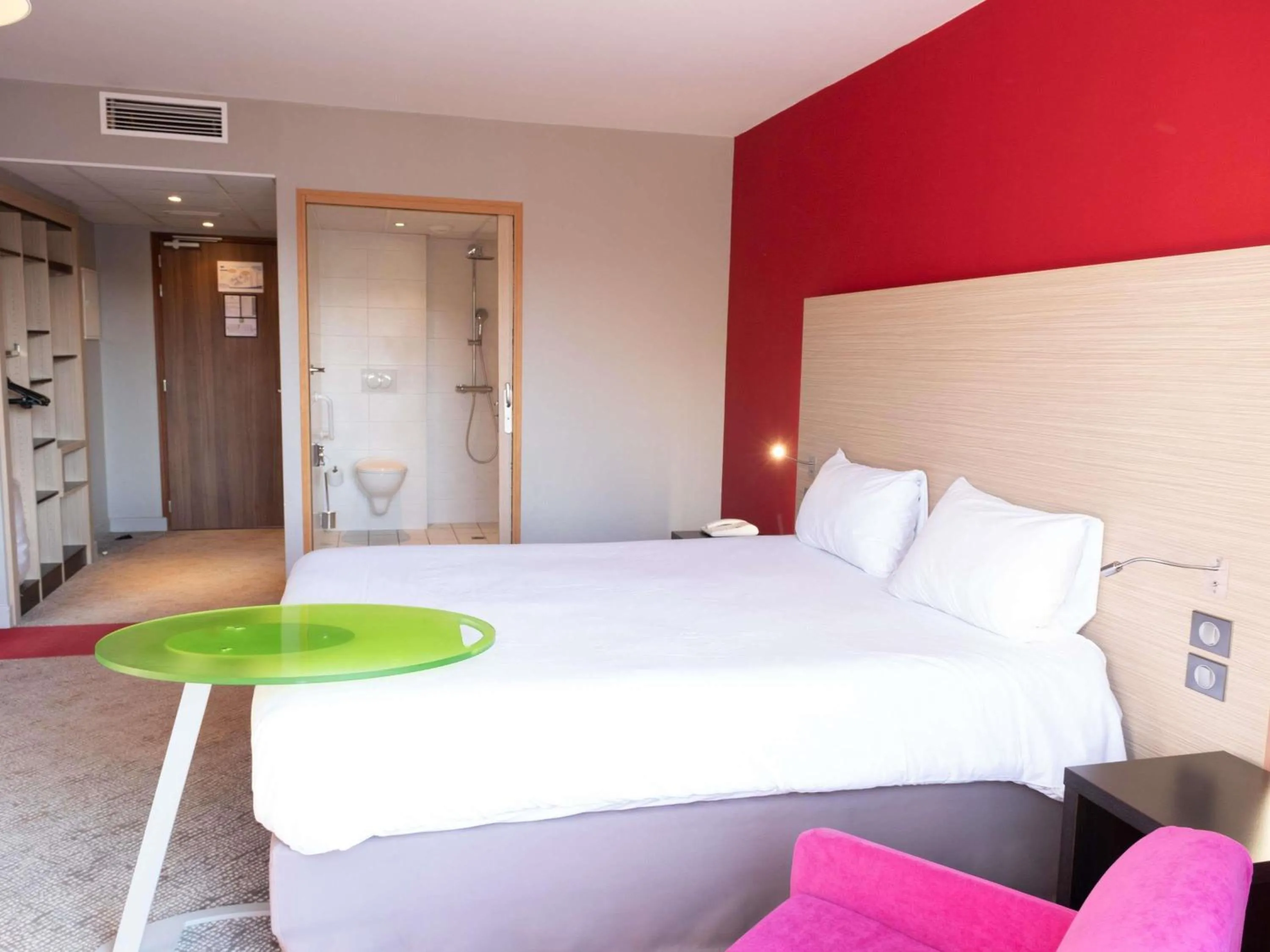 Bedroom, Bed in ibis Styles Saint Dizier