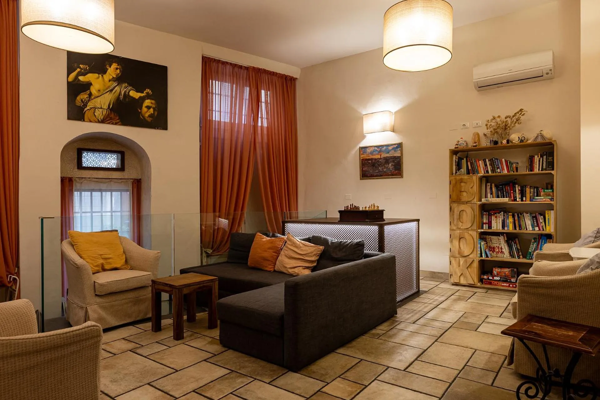 Communal lounge/ TV room in Hostel Archi Rossi