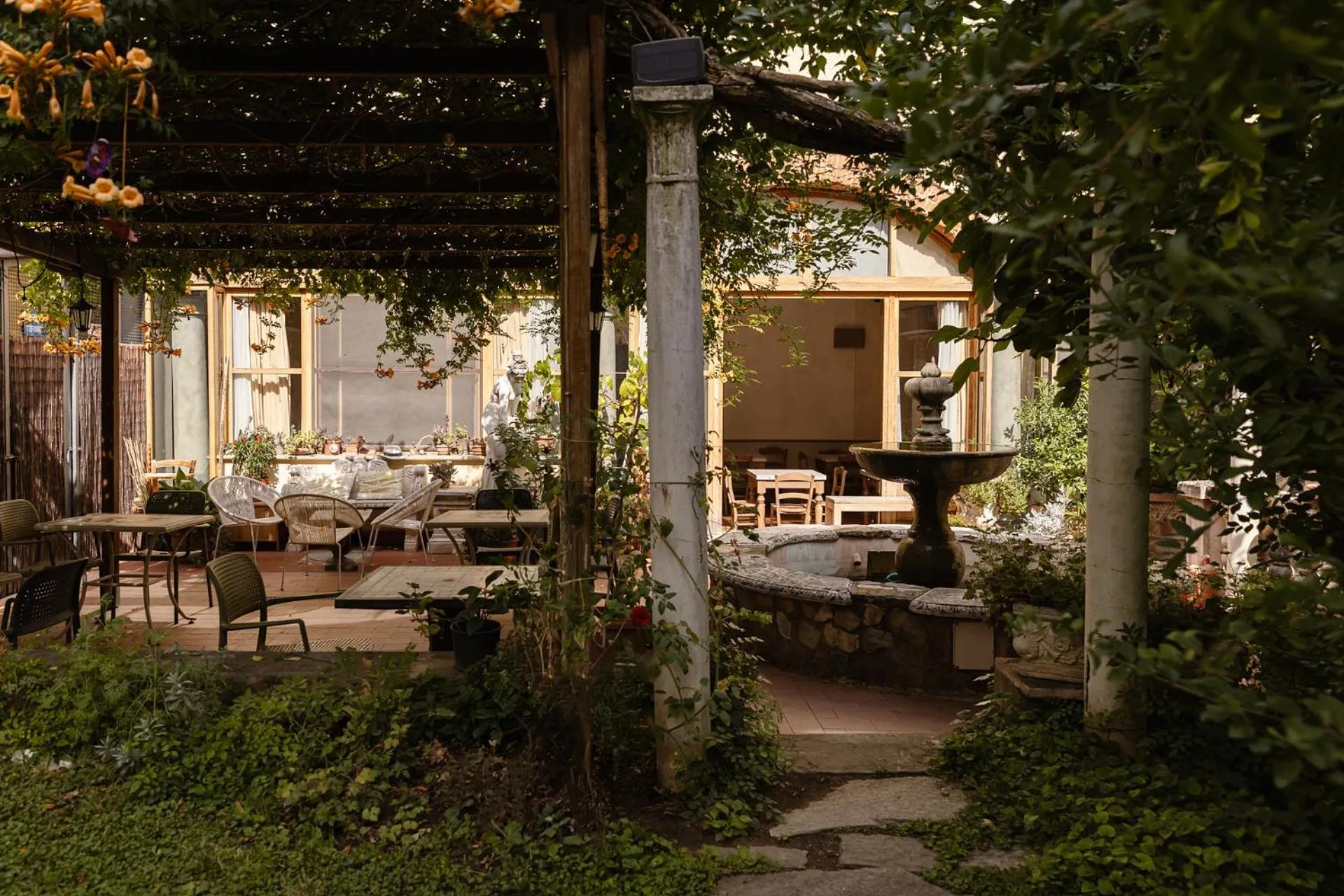 Garden in Hostel Archi Rossi