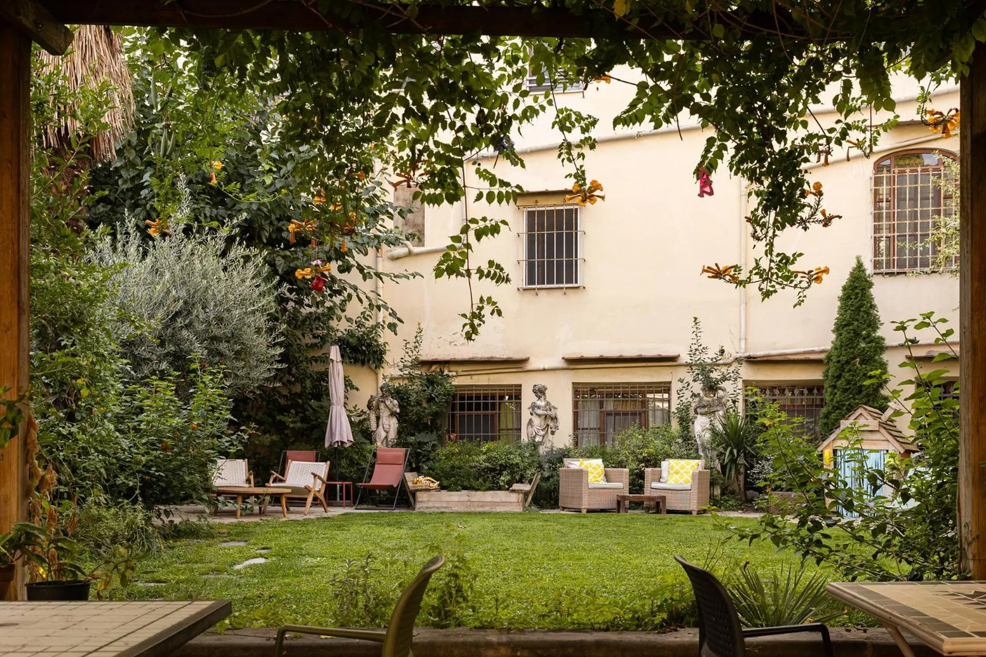 Garden in Hostel Archi Rossi