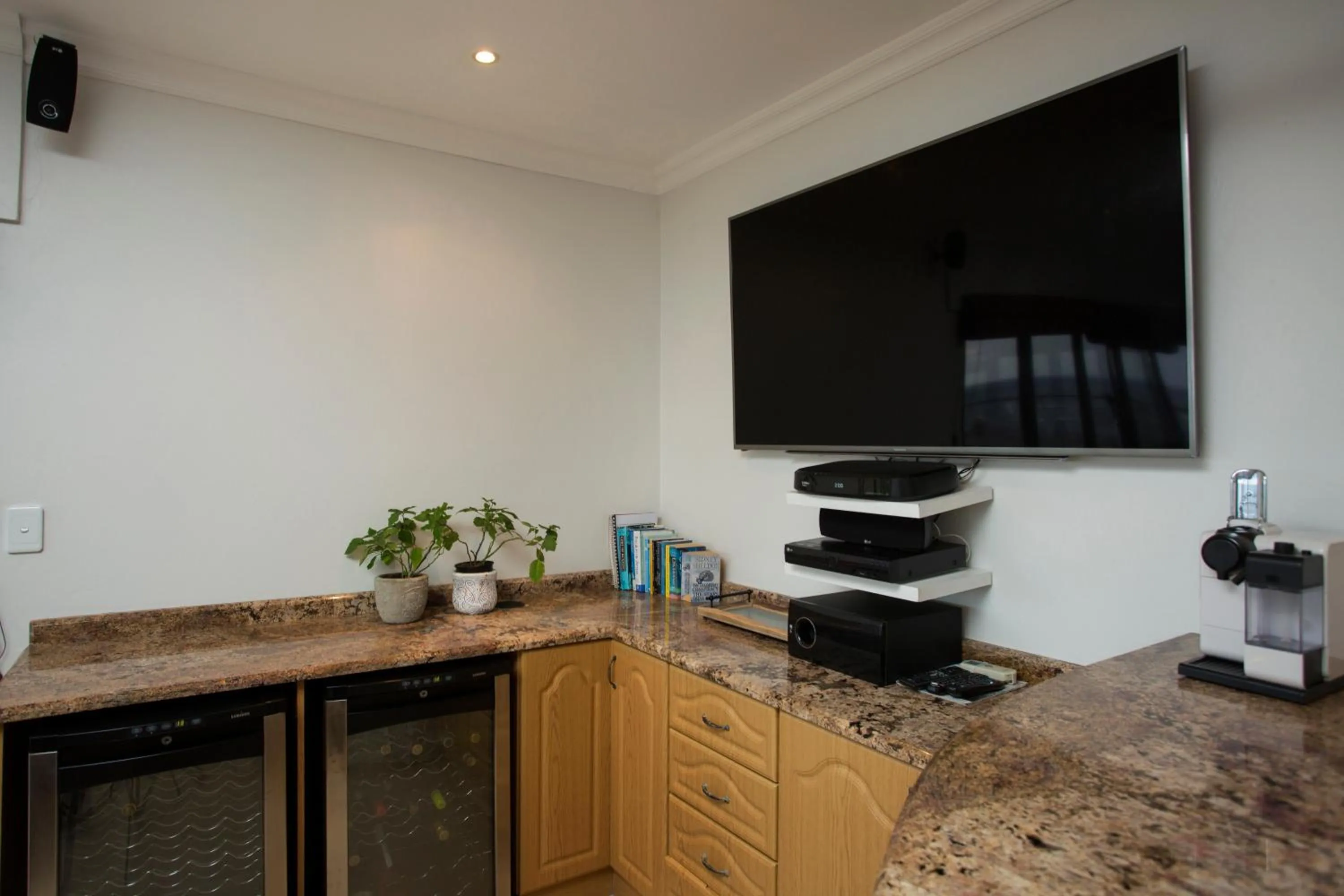 Communal lounge/ TV room in Ocean Hideaway Bed and Breakfast