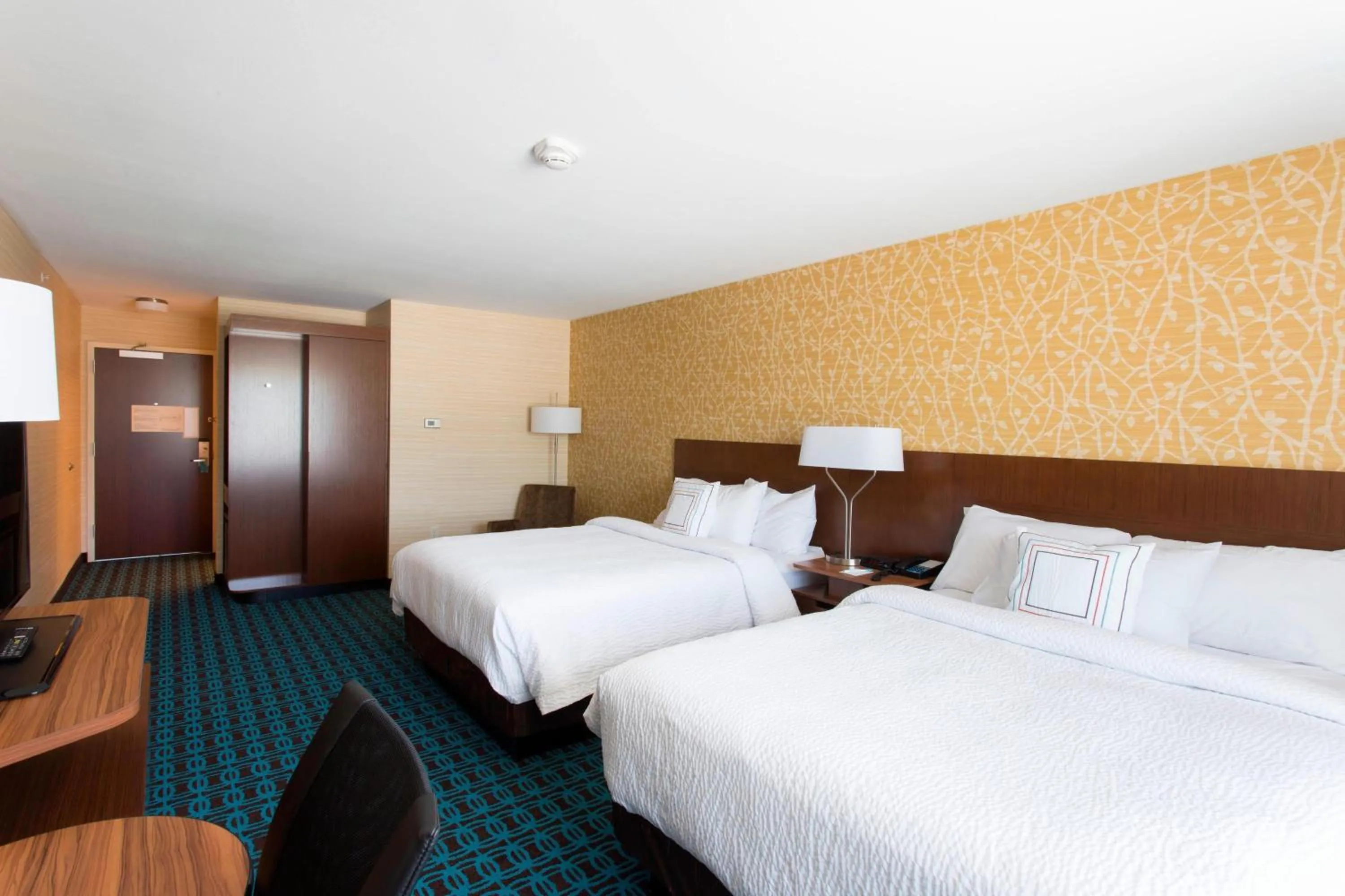 Photo of the whole room, Bed in Fairfield Inn & Suites by Marriott Decorah