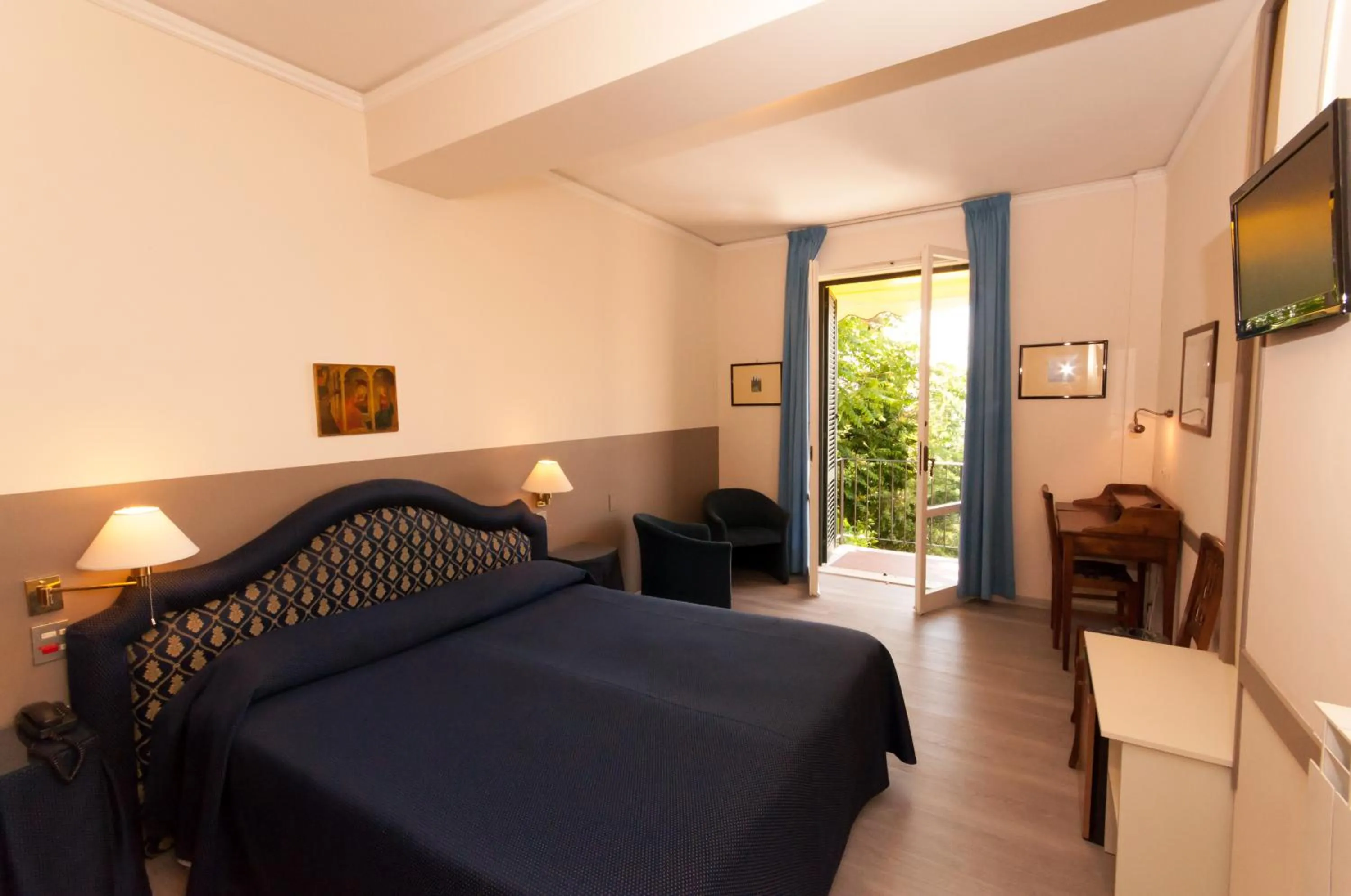 Photo of the whole room, Bed in Hotel San Luca