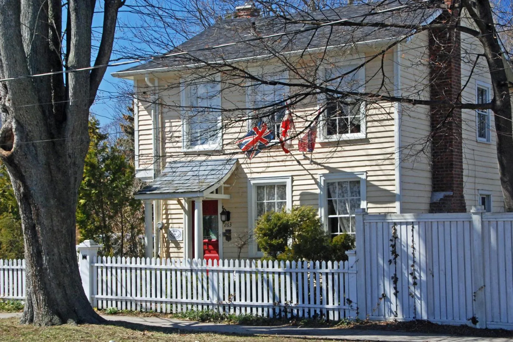 Facade/entrance in Apple Tree Historic B&B