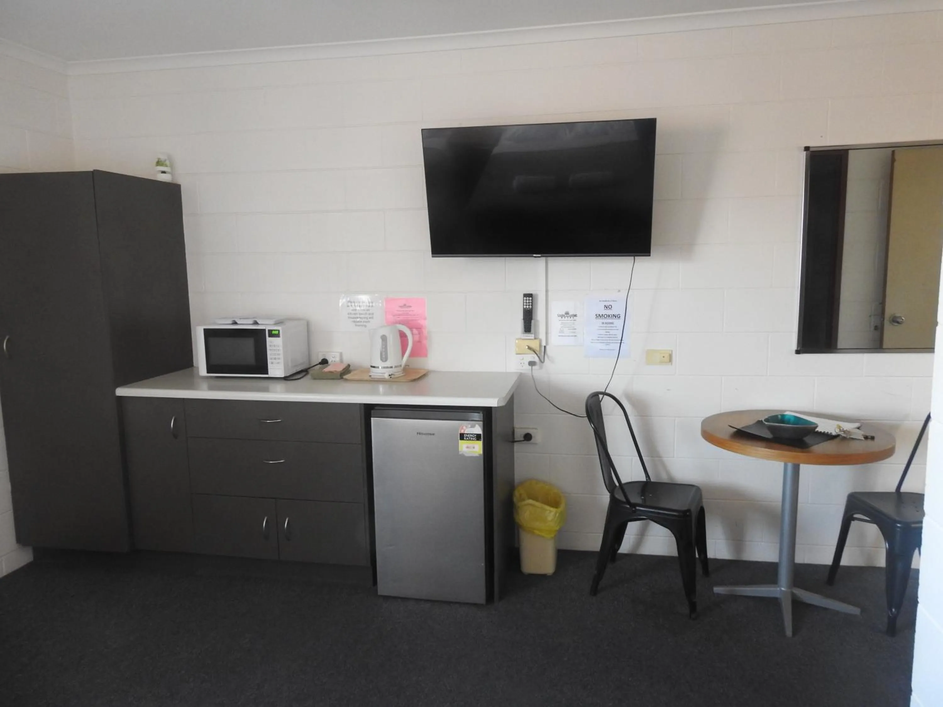 Kitchen or kitchenette in Cedar Lodge Motel