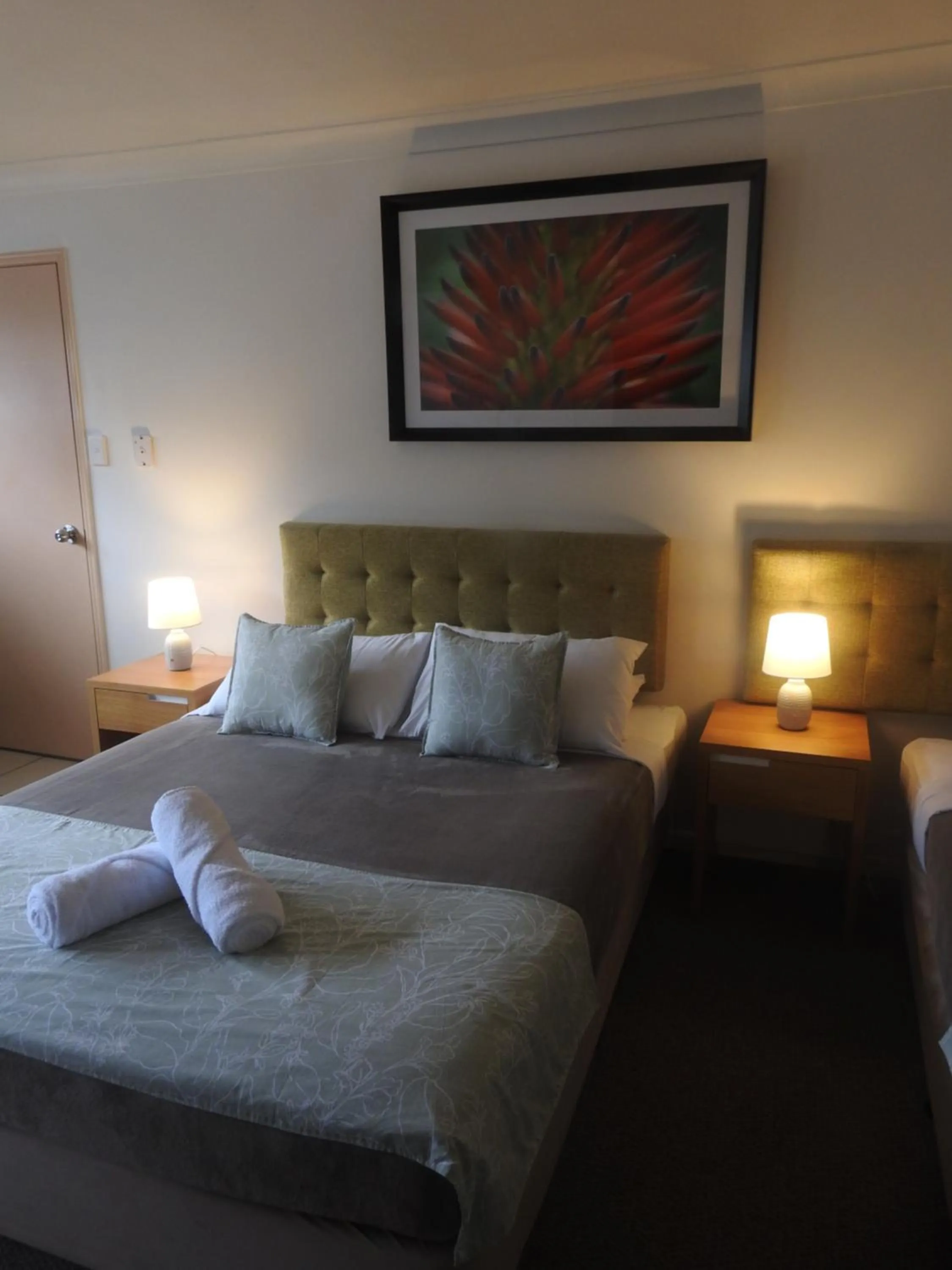 Bed in Cedar Lodge Motel