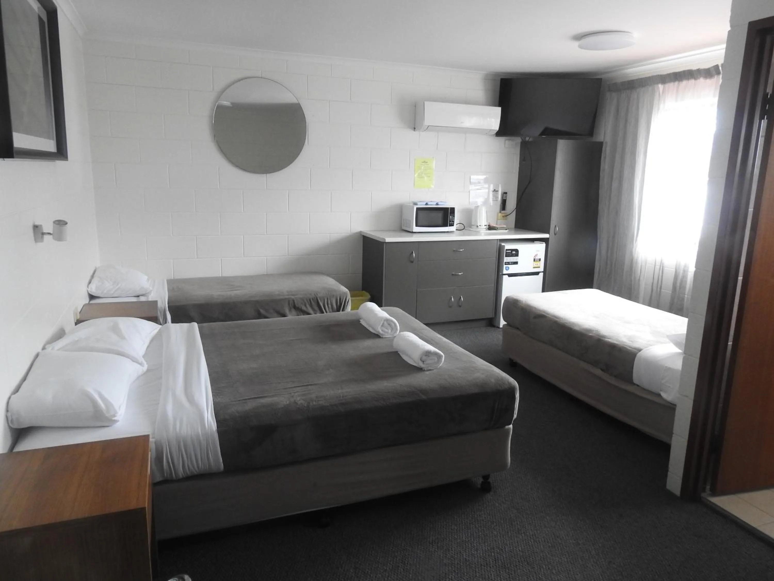 Bedroom, Bed in Cedar Lodge Motel