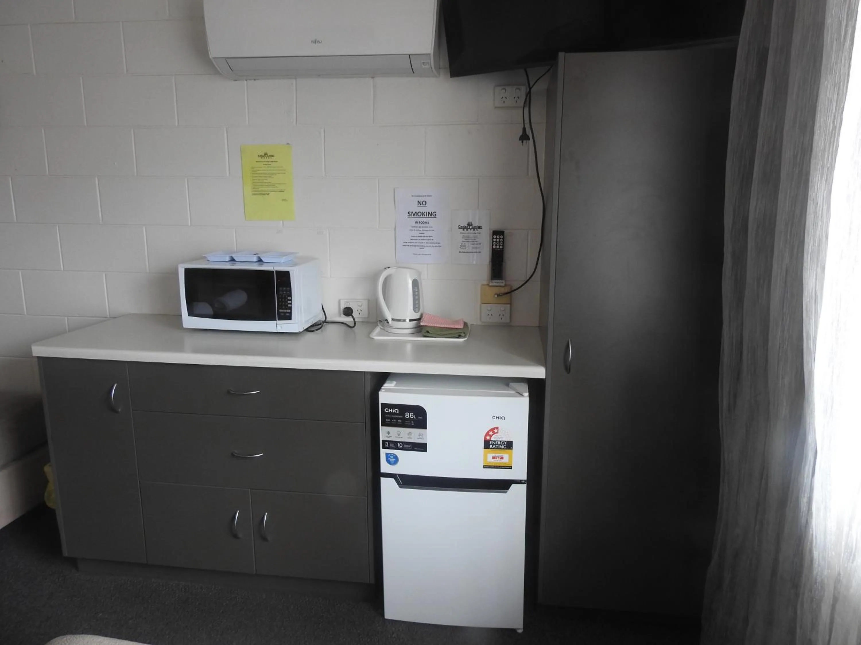 Kitchen or kitchenette in Cedar Lodge Motel