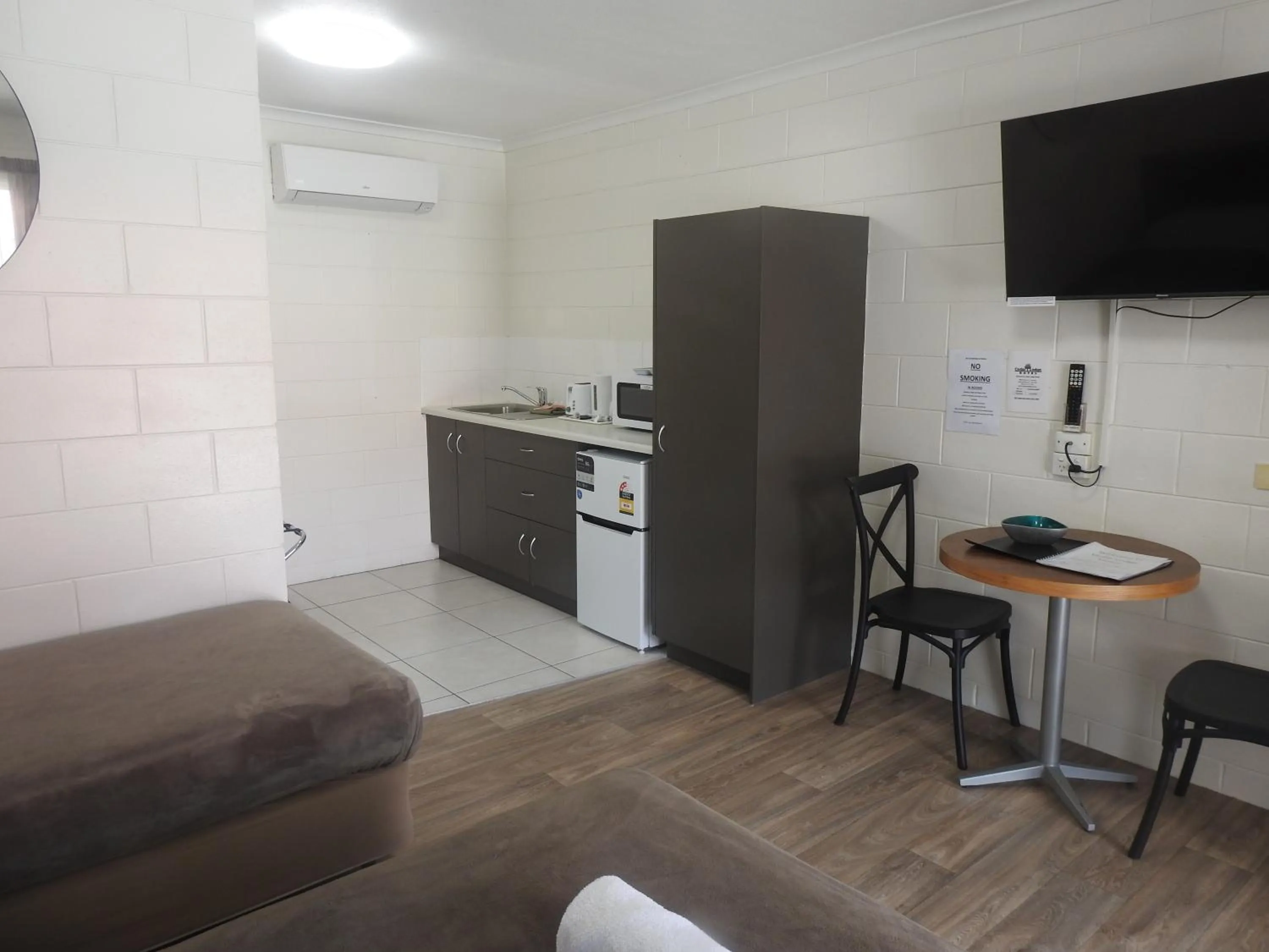 Kitchen or kitchenette in Cedar Lodge Motel