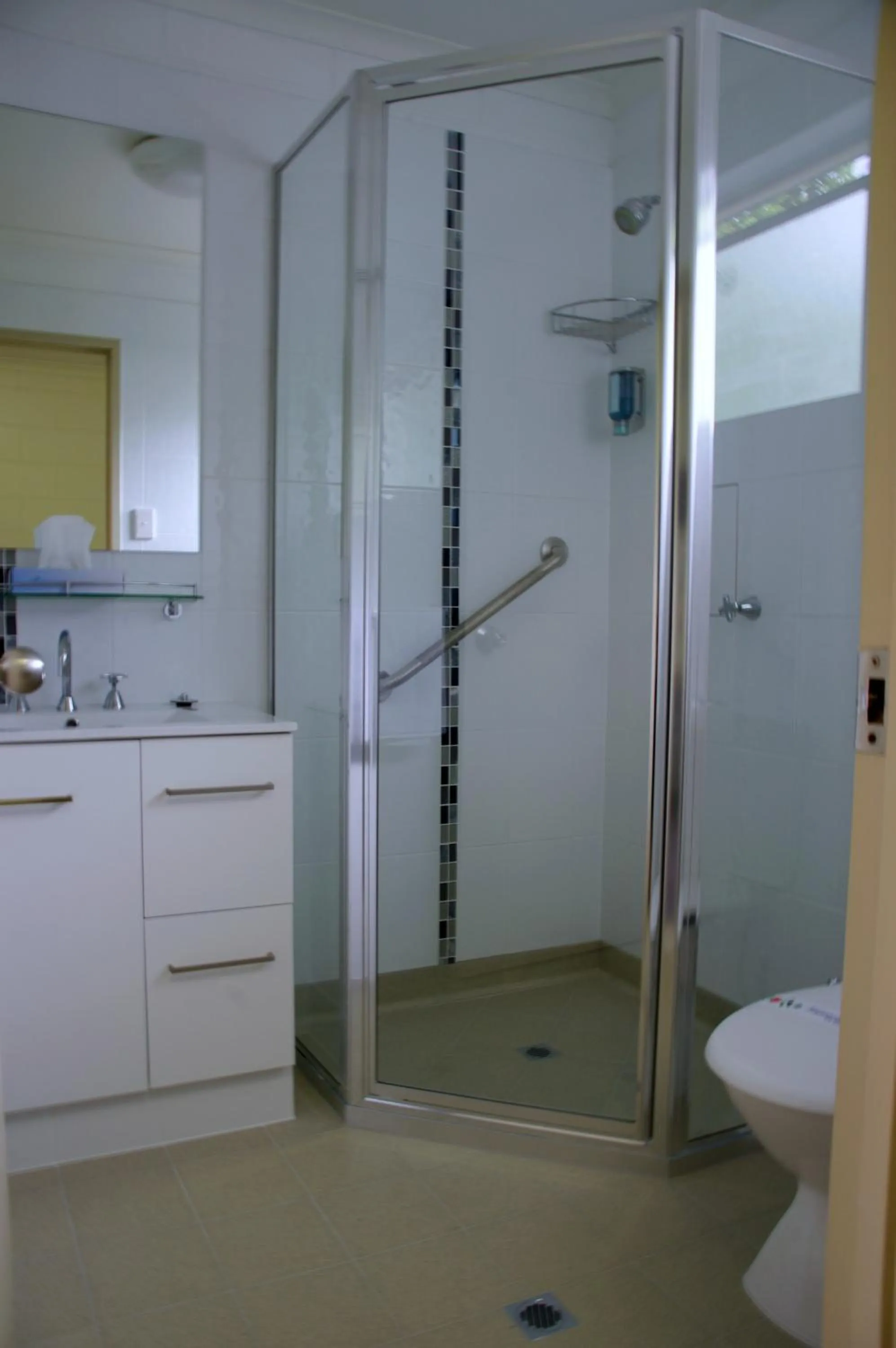 Shower in Cedar Lodge Motel